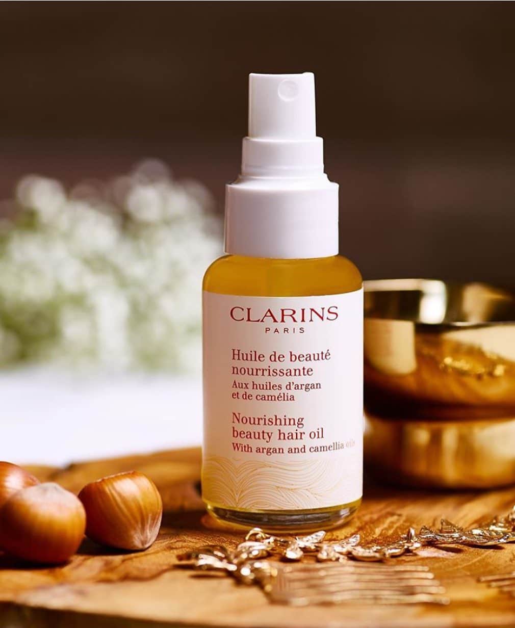 CLARINSさんのインスタグラム写真 - (CLARINSInstagram)「We’re known for our iconic face and body oils, but we have a Nourishing Beauty Hair Oil too ✨✨✨ with Argan and Camellia Oils ✨🌿 Lightweight hair oil that nourishes, fights frizz, and helps shield against heat damage! ✨🌿 delivers a healthy-looking sheen to dry or damaged hair.  Nutrient-rich formula helps shield hair from damaging effects of heat styling, sun, sea water, and other external aggressors.  Lightweight, non-greasy texture delivers a satin-smooth finish without weighing hair down. Invigorates the senses with sparkling twists of Mandarin, Grapefruit, Ylang-Ylang, and Patchouli scents. ✨🌿 #clarins」7月24日 10時54分 - clarinsusa