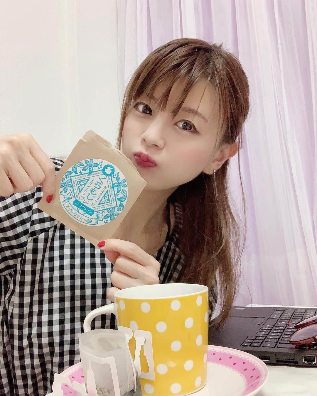 satomiさんのインスタグラム写真 - (satomiInstagram)「お家でのお仕事中の一息🍵  さどのめぐみっ茶(@sadonomegumi )の お取り寄せ🍵 ・ 新潟出身なので新潟の物には食いついちゃいます！今日は佐渡の天然野草をブレンドした クロモジのハーブティーを飲んでみたよ♡ ・ 殺菌、抗菌作用があるからコロナ対策にも良さそう🌟ノンカフェインだから寝る前にも⭕️ ・ 後味も良くてさっぱりする〜和菓子が食べたく なりました笑🧐なんだかリラックスする〜😌 ・ 佐渡はとても良いところです❤️ トキに会えるよ🐧 ・  #さどのめぐみっ茶  #佐渡 #佐渡島  #ドリップバッグ  #ティーバッグ  #ノンカフェイン #ハーブティー  #クロモジ #柿の葉 #いちじくの葉  #抗菌作用 #抗ウイルス作用 #整腸作用  は疲労回復 #美肌効果 #血糖値  #ハーブティーのある暮らし  #プチギフト  #プレゼント #リラポ #pr #新潟出身 #新潟のお取り寄せ  #トキ」7月24日 10時56分 - saatoomii47