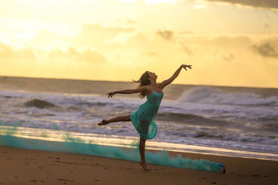 ナターリア・ガウジオのインスタグラム：「Ela é muita liberdade para quem não sabe voar... Saudadess desse ensaio lindo @thiagobomfim1!! 🙏🏻✨🦋🌅🌊🥰🤸🏼‍♀️❤️ #sunset #freedom #beach #love #rhythmicgymnastic #dance #landscape #peace #happiness #photoshoot」