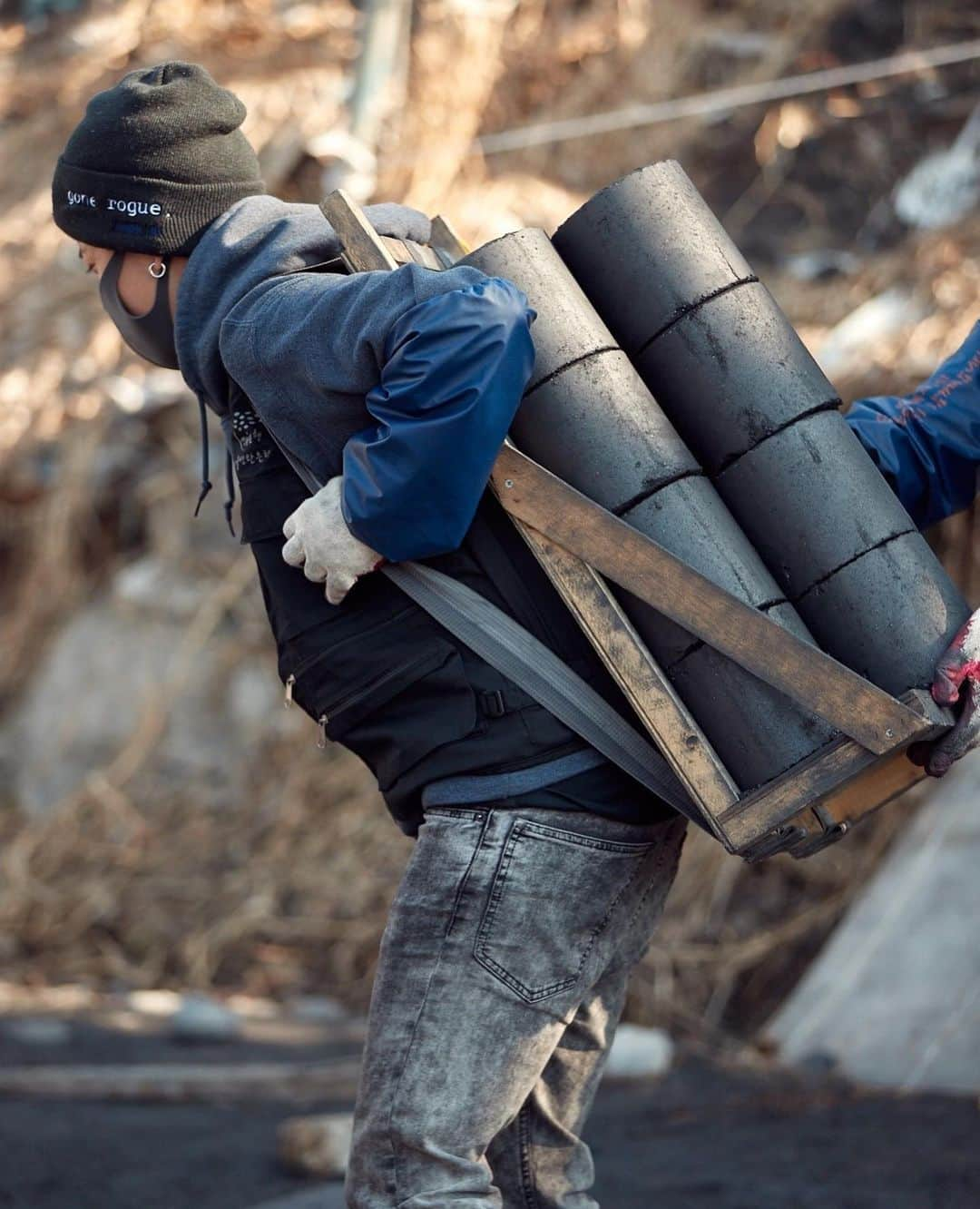 アンバー さんのインスタグラム写真 - (アンバー Instagram)「Throwback to when i was delivering briquettes to homes in Korea. I carried 90+lbs at a time up hills in freezing weather for hours.... while wearing a mask 😊  just saying 🤷‍♀️  Stay safe everyone! Wear a mask!」7月24日 11時09分 - amberliu