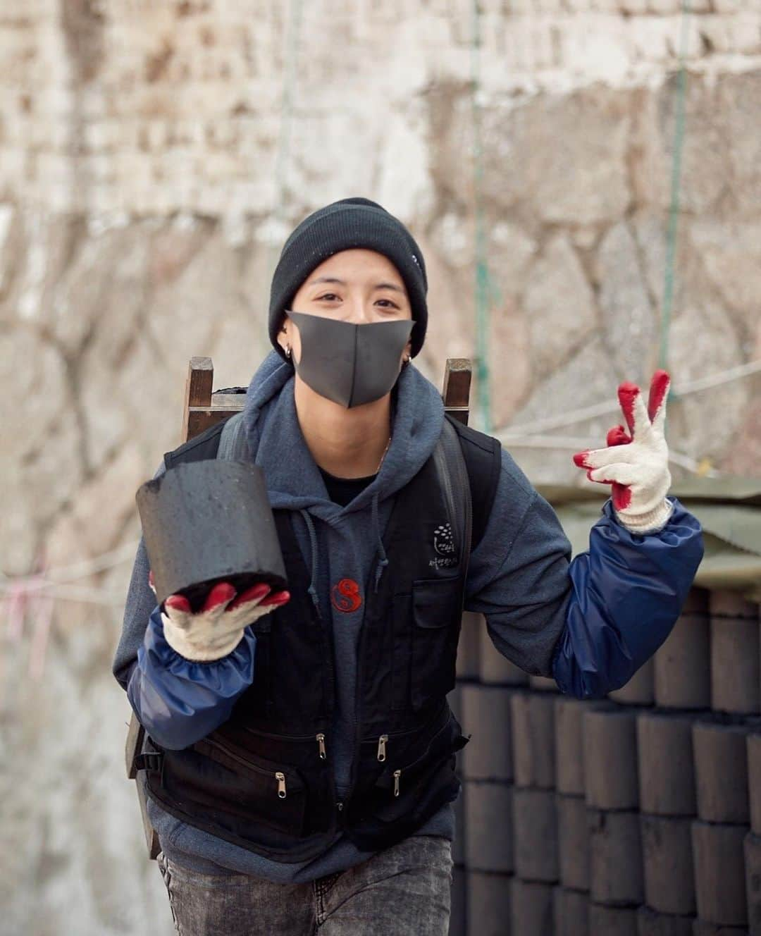 アンバー さんのインスタグラム写真 - (アンバー Instagram)「Throwback to when i was delivering briquettes to homes in Korea. I carried 90+lbs at a time up hills in freezing weather for hours.... while wearing a mask 😊  just saying 🤷‍♀️  Stay safe everyone! Wear a mask!」7月24日 11時09分 - amberliu