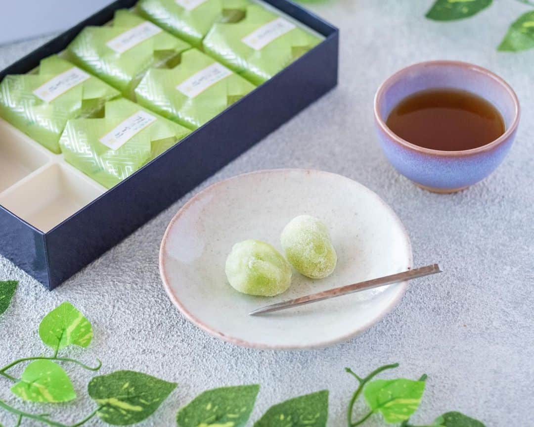 haru.のインスタグラム：「. 今回、和菓子の「宗家 源 吉兆庵」さんの人気商品「陸乃宝珠」をお試しさせていただきました！ . 「陸乃宝珠」は、お砂糖をまぶした求肥の中に、岡山県産マスカット オブ アレキサンドリアがまるごとひとつ入っている果実菓子。 . 優しい甘さの求肥と、みずみずしい果実の組み合わせはとても美味しく、 ひとついただくだけでご褒美感のある、贅沢な味わいです😋 . 夫も上品な味わいに感動していました〜✨ 気になる方はぜひ、源吉兆庵 @minamoto_kitchoan さんのアカウントを覗いてみてくださいね！ . .  #源吉兆庵 #陸乃宝珠 #和菓子  #PR」