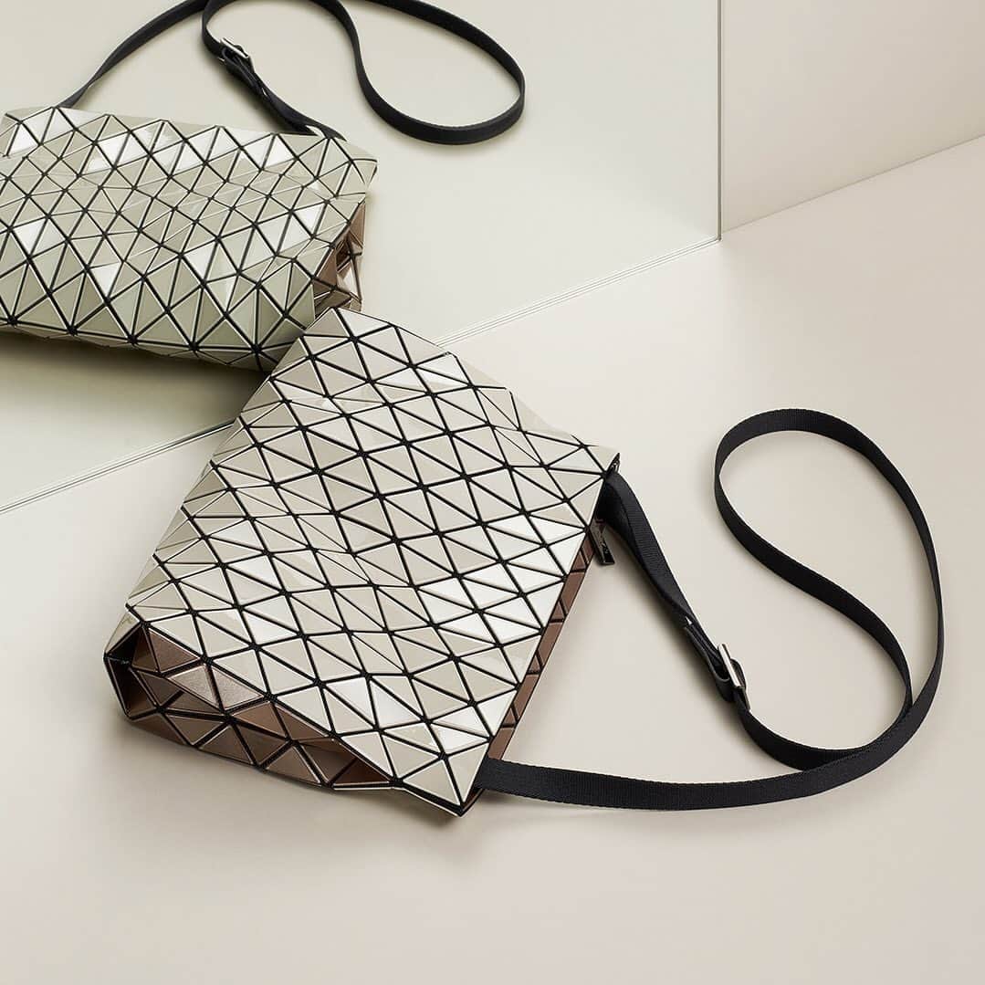 BAO BAO ISSEY MIYAKE Official Instagram accountさんのインスタグラム写真 - (BAO BAO ISSEY MIYAKE Official Instagram accountInstagram)「【NEW ITEM】ROW BI-COLOR  RELEASE MONTH August, 2020 ※By country RELEASE MONTH may be different.  #baobaoisseymiyake #baobao #isseymiyake #crossbody #rowbicolor」7月24日 11時01分 - baobaoisseymiyake_official