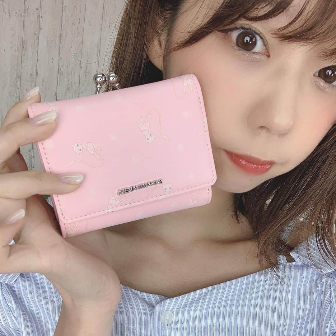 青山ひかる（あおみん、あお松）のインスタグラム：「ピンクの物、初めてに近いぐらい持ちました。 #財布 #ポケモン #サマンサタバサベガ #ミュウなのでピンクです #あの中で1番の推しなんです #1番はリザードンとヒトカゲ #ゲンガーは5番目ぐらい」