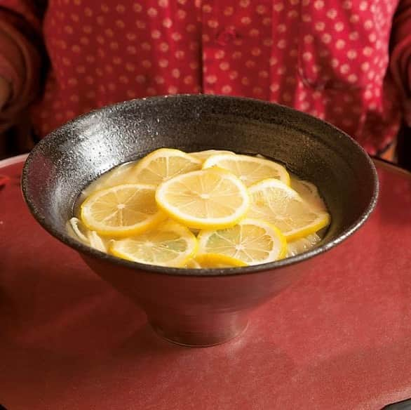 祇園麺処 むらじさんのインスタグラム写真 - (祇園麺処 むらじInstagram)「【SNSで大人気！檸檬ラーメン】  麺処むらじの檸檬ラーメンは、 特製鶏白湯とレモンの酸味がマッチしている女性に大人気のメニューです！  見た目も可愛らしく、写真撮影をされるお客様も多いですよ。 ぜひ、この連休中にお越しください！  #麺処むらじ #むらじ #ラーメン #ラーメン屋 #檸檬ラーメン #京都のラーメン #京都のラーメン屋さん #ラーメン京都 #麺スタグラム #麺スタグラマー #麺くい #めんすたぐらむ #instakyoto #ramen #iloveramen #weloveramen」7月24日 11時11分 - ramen_muraji