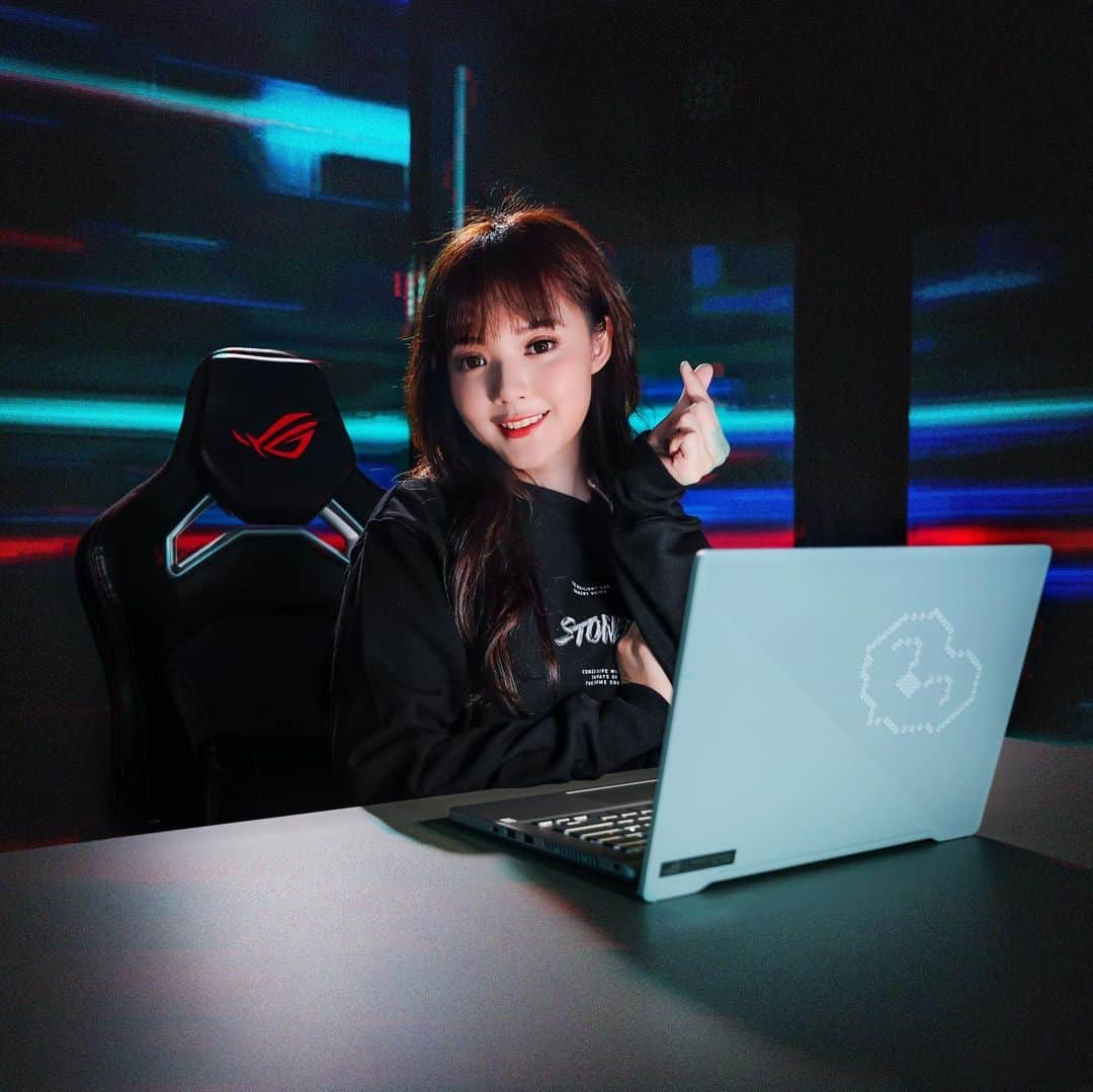 YingTzeさんのインスタグラム写真 - (YingTzeInstagram)「Heart For You 💕 Have a Good Morning and Happy Friday ! @asusrogmalaysia  _  Get or stand a chance win #StonedxROG Zephyrus Bomber Jacket when you purchase #ROG #ZephyrusG14 with NVIDIA®️ GeForce®️ RTX or GTX graphics. #ROGMyStyle #ROGMYKOL #NVIDIAGeForce  Participate now: https://my.rog.gg/rogmystyle」7月24日 11時19分 - yingtze