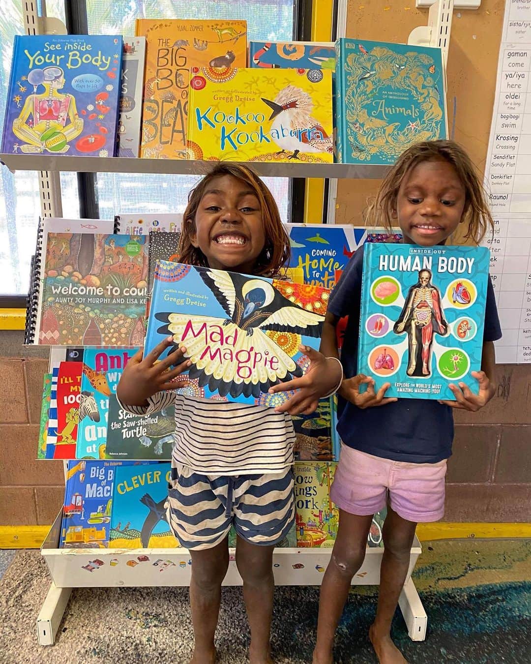 コートニー・バーネットのインスタグラム：「#sharethemicnowaustralia @deadly_science_au For 2 years now, DeadlyScience has been empowering Aboriginal & Torres Strait islander kids around the country to do all things STEM- providing over 12,000 books and over 490 telescopes and other resources to children who would otherwise miss out. Whilst providing these resources, DeadlyScience links knowledges back to our science — the discoveries and technologies that should be accredited to Aboriginal and Torres Strait islander peoples.   #ShareTheMicNowAustralia #DeadlyScience #ShareTheMicNowAussieTeachers #AmplifyAboriginalVoices @empoweredpedagogy @deadlyscience」