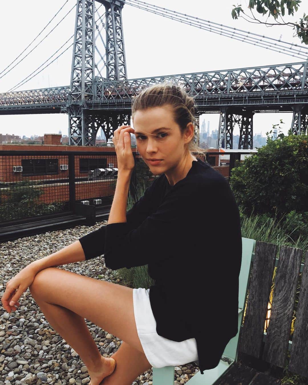 Victoria Leeのインスタグラム：「🖤 #DJsMindfullyMade has launched! @davidjonesstore have created a platform that spotlights conscious brands across five sustainability attributes; Australian made, Community Minded, Sourced with Care, Reduce and Recycle and Kind to Animals. Visit https://www.davidjones.com/mindfully-made  to discover the brands and designers making meaningful progress and to learn more as this hub continually evolves 🌎✨」