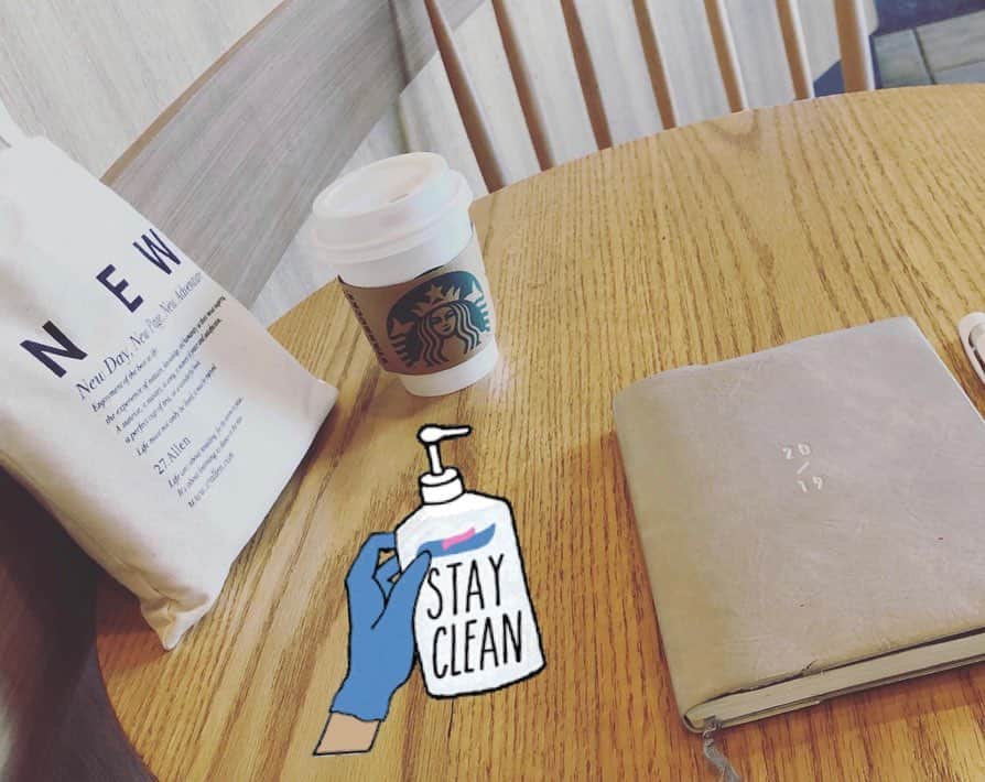 MIHOのインスタグラム：「【除菌クィーンと呼ばれて、笑】﻿ ↑﻿ はい、これわかった人〜？﻿ ザ・昭和感っ☺︎ ﻿ 今日は感染者300人超えということで﻿ おぉ〜っと声が漏れた我が家、笑﻿ ﻿ 4月のステイホームの時も、仕事で飛行機やら新幹線やホテルなど、それはそれはドキドキしていましたが、今となってはその時があったからこそ緩むというよりか、コロナウィルスを正しく恐れて付き合い方がわかってきたような気がします、知らんけど☺︎﻿  スタジオで次亜鉛酸を飛ばす機械の前で『あー、ここ安心』と浴びまくっていたら  そこ、体にわるいから と カール取れるから と イエローカード ﻿ 笑﻿  ﻿そんな、経験を生かして つまりは﻿ ﻿ 無理して動かず﻿ マスクと除菌﻿ 手洗いは丁寧に これに尽きる﻿ ﻿ だんだん菌除去スキルがあがってきて、周りから除菌クィーンという大変名誉な称号をいただきまして、笑﻿ ﻿ 率先して拭く やだー、生きにくいわ！！！﻿  ﻿ ニューヨークの知り合いには、マスクと、物を触ったらとりあえずアルコール、顔を触らないで。と、助言を受けたのでその通りに過ごしておりました﻿ ﻿ 帰ってきたら手を洗って、ウガイして、着替えてからバックや洋服に除菌スプレーを﻿ ﻿ なかなか時間がかかりますがおちゃのこさいさい ﻿ この4連休、有事のお出かけの際はマスクとアルコールとハンドタオルもって十分に気をつけていってらっしゃいませ☺︎﻿ ﻿  #除菌 #除菌スプレー #アルコール #マスク #ポーチの中身  #これは除菌ポーチ #多いけどないとムリ #ゴム手袋は私はつかいません #なぜかtideはよくシミを付けるから、笑 #このほかにもう一つポーチ #働いている皆様、本当におつかれさまです #先日のスタバ模様 #たまには行きたい☺︎ #売り場のみなさん気をつけてました #ありがとうございます #コロナウイルスが早く終息しますように」