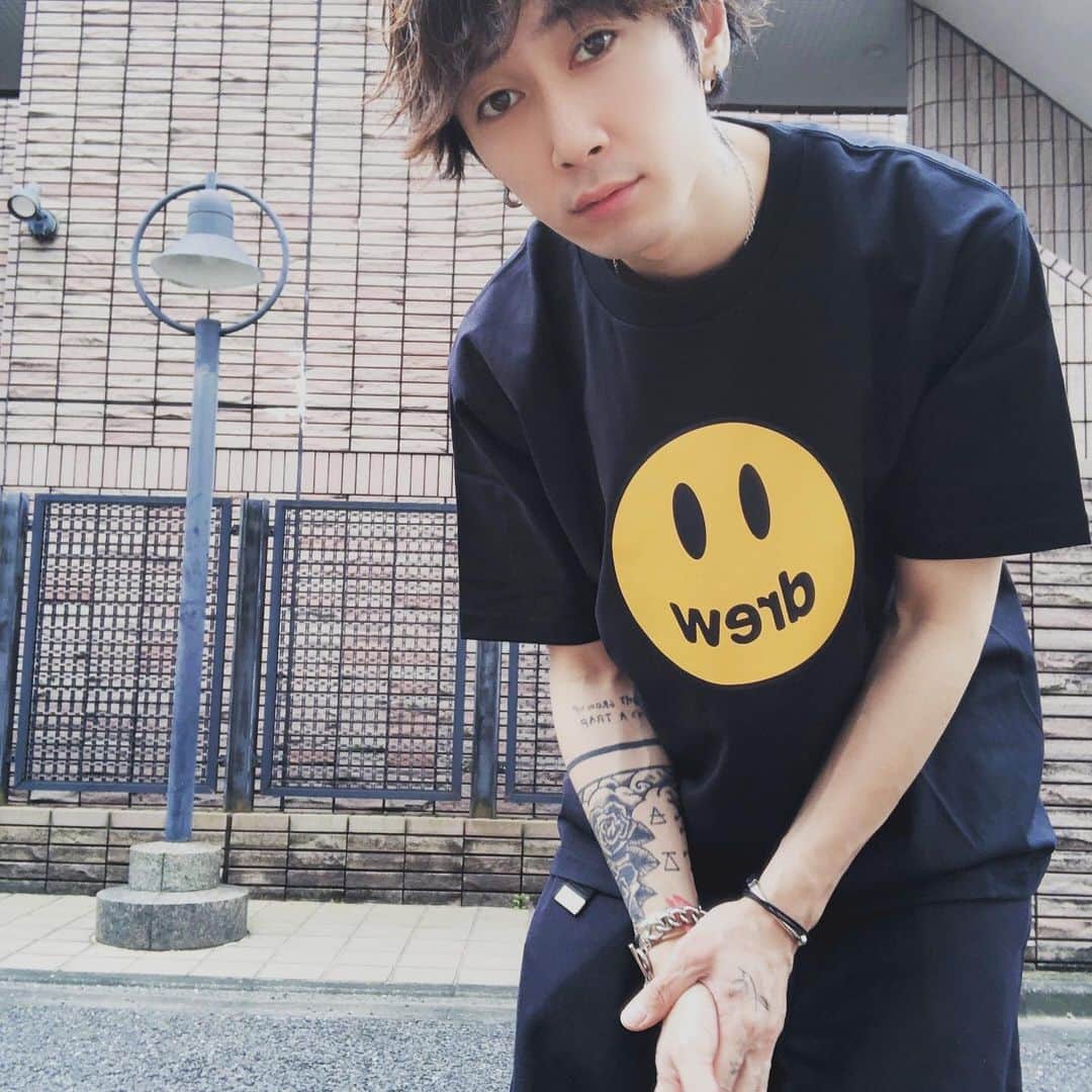 加藤 聖也のインスタグラム：「. drew house  JustinBieberがプロデュースしてるブランド ☺︎ #drewhouse #justinbieber #fashion #cordinate #ootd #justinbieberstyle @drewhouse @justinbieber #今日はこれから彫りにいってくるよ #右足にデカいの入るよ #右足だけ毛剃ってツルツルで恥ずかしい #なのに短パン履いてきちゃったの」