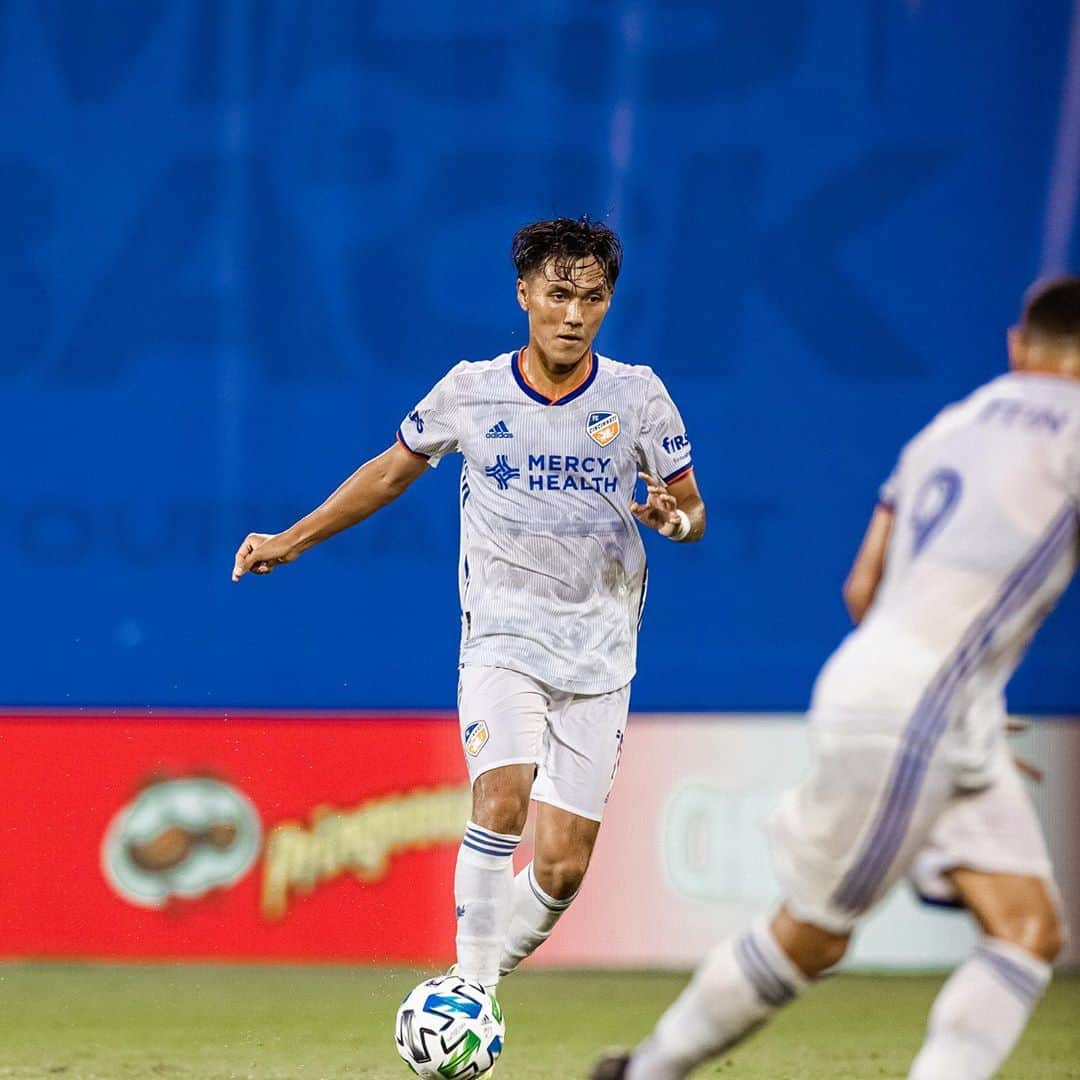 久保裕也のインスタグラム：「⚽️✌️」