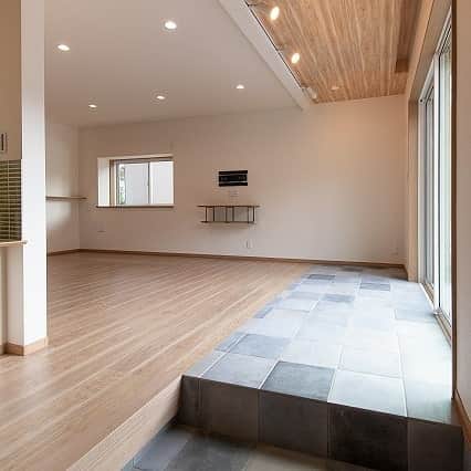 株式会社朝日ホームさんのインスタグラム写真 - (株式会社朝日ホームInstagram)「土間リビングの家。 室内に土間を取り込む形で、テラス側の床をタイル仕上げとしてます。 @asahiouchiのリンクからHPにいくと、フォトギャラリーに掲載されてます☺ ・ #朝日ホーム#丁寧な暮らし#シンプルな暮らし#暮らしを楽しむ#土間リビング#注文住宅#川崎#神奈川#リビング#マイホーム#おしゃれな家#新築#住まい#工務店#家づくり#麻生区#多摩区#土間#玄関」7月24日 11時37分 - asahiouchi