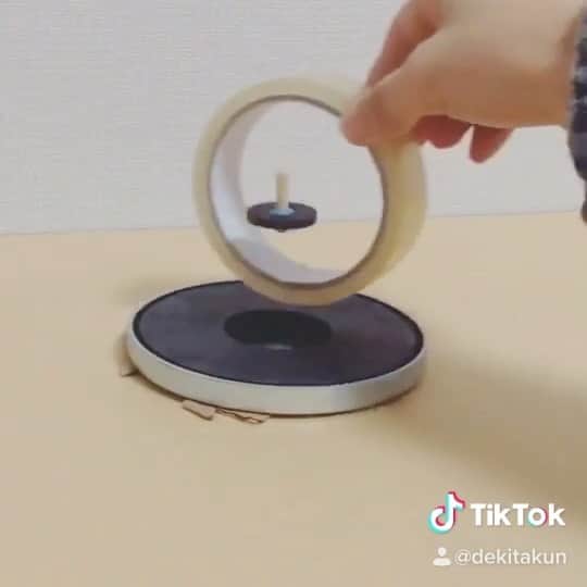 できたくん（高橋和之）のインスタグラム：「空中に浮いて回り続けるコマ！  【空中浮遊ゴマ】  やっとやっとやっと！  作り方をYouTubeに出せました！  かなり根気のいる工作？実験？ですか  同じ材料を集めたら、他のやり方よりは断然簡単にできます☆  是非！夏休みの工作や自由研究に！！  チャレンジする強者は、果たしているのか！？  #工作大好き #夏休み工作 #自由研究 #コマ #空中浮遊コマ #磁石」