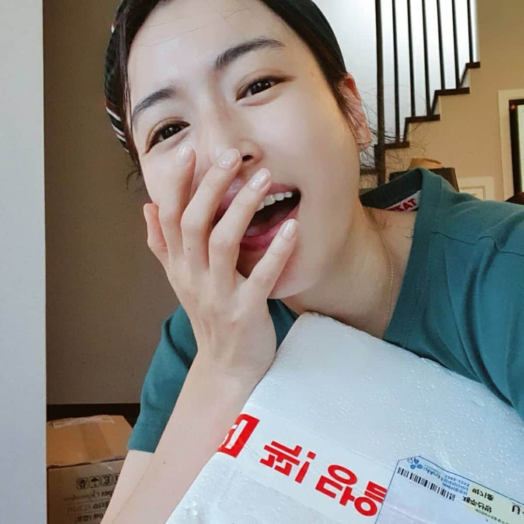 チョン・ダへのインスタグラム：「아는 사람들은 알고 있다.😄 내가 얼마나 떡뽁이를 좋아하는지 예전에 홍대 상수역쪽에 '다혜가 좋아하는 떡뽀끼' 라는 떡뽁이집도 했었더랬다. 내 입맛에 딱 맞는 떡뽁이를 내가 먹으려고ㅋㅋㅋ☺ ᆞ 제주로 이사간다고 할때 떡뽁이 메이트 언니가 거기 맛난 떡뽂이집 없음 어쩌니,,,,,,라는 걱정부터했으니 ㅋㅋ (맛난 집 찾지 못해서 결국 밀떡2kg짜리 사다가 떡뽁이 만들어먹기 시작했다) ᆞ 떡메언니가 나를 불쌍히 여겨 보내준  즉석 떡뽁이!!!!!!!!! !!!이거 진짜 딱 내스타일이닷!!!!!! 일부러 아무것도 안넣고 먹어봄. 떡뽁이는 기본이 중요하니까.🧐 내가 딱좋아하는 떡두께에 꼭꼭 추가하는 납작당면 도톰하고 맛난어묵이 넉넉하게 있고👍 소스도 딱 학교 앞 떡뽁이 맛!!! 진짜 대박!!!!!!완전 내꺼야!!!! 흥해라 청떡!!!!!!!  -제주도에오니 말이 많아짐- #딸래in제주  #청떡 #아침밥으로먹음」
