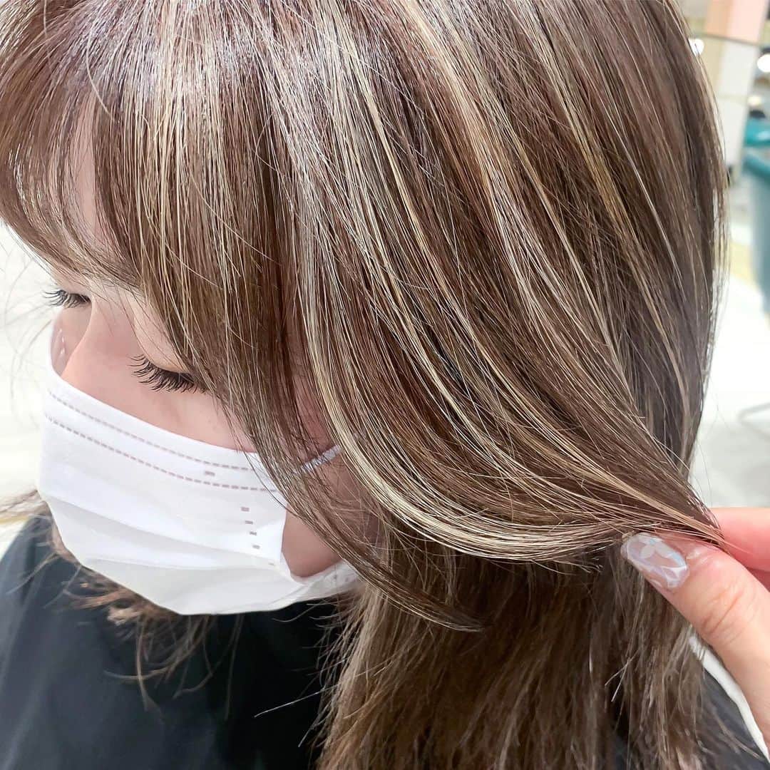 原涼香のインスタグラム：「『 𝐑𝐚𝐧𝐝𝐨𝐦 𝐡𝐢𝐠𝐡𝐥𝐢𝐠𝐡𝐭 』 周りはヌーディーなブラウンがオススメ🤎 ㅤㅤㅤㅤㅤㅤㅤㅤㅤㅤㅤㅤ」