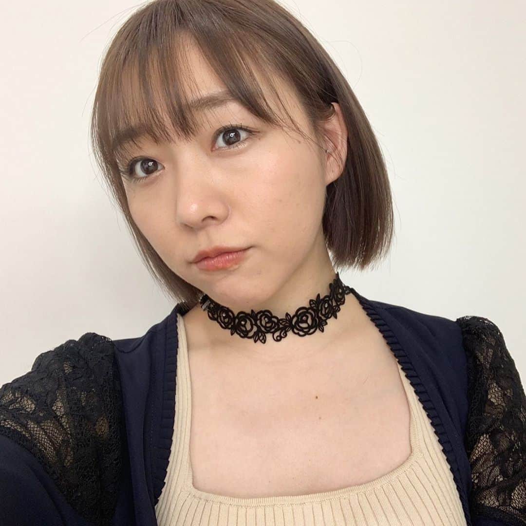 須田亜香里さんのインスタグラム写真 - (須田亜香里Instagram)「MINEさんにて メイベリン フィットミーリキッドファンデーションRの 使用感を皆でリモートトークしています🥰  https://www.mine-3m.com/mine/news/movie?news_id=105601 . 先日より店頭でもポップを置いていただいたりしているみたいで、写真はファンの方がリプで送ってくれた目撃情報✨嬉しいね☺️ . 2枚目はファンデを使ってメイクしたのですが、あえてフィルター加工なしで撮ってみたよ。 . 私はアイドルになってメイクをするようになって、肌荒れに悩んで今も皮膚科へ通ったりしているものの、まだまだ体調によっては赤みも凹凸も気になるお顔なのですが . 少量でかなり伸びが良いです。 カバー力も頼りになるし、もっちりしていてヨレにくいので 夏場の普段使いや紫外線対策としても良さそうだと思ったよ！ . カラーバリエーション豊富なこともフィットミーの魅力！ 私は標準色にしたけど、日焼けしたってそれでもきっと自分にもぴったりな色が必ず見つかると思うので、ぜひ女の子は試してみて❤️ . 男の子は、肌が弱い私がこうやって化粧品のお仕事してることを一緒に喜んでくれたら嬉しいな☺️ . #メイベリン #mine  #フィットミーリキッドファンデーション  #フィットミーリキッドファンデーションr #ファンデ #ニキビ跡 #無加工写真」7月24日 11時47分 - akarisuda