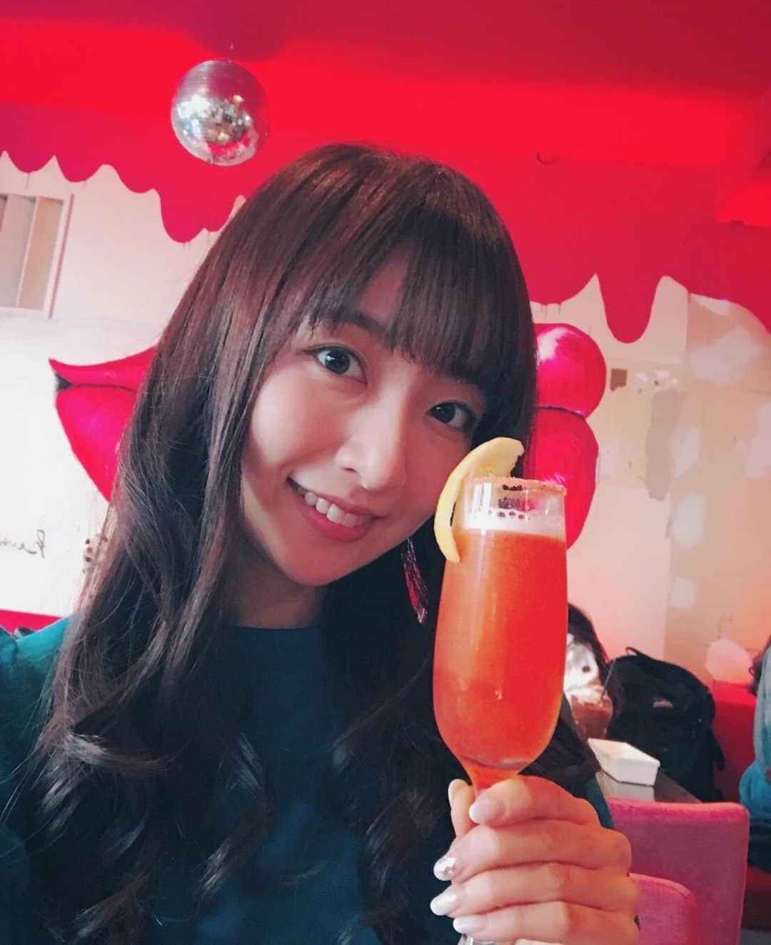 長谷川萌美さんのインスタグラム写真 - (長谷川萌美Instagram)「. . 4連休いかがお過ごしですか？🍋 曲作りをしています📝💭 今年はウイルスも梅雨も伸びて スカッとしませんね☁️ 少しでも、楽しめることや 充実した事がありますように おととし渋谷で撮影の時の写真🍹🦩 . 🍀お知らせ🍀 ビタスイ8/22(土)弾き語り公演4公演 チケット僅かとなっております！🎹🎸 通信販売のグッズも 売り切れ目前の物もあるのでお早めに😌💕 . cheers!♡ .  #4連休 #梅雨 #コロナ #一昨年 #カクテル #渋谷 #flamingo #曲作り #ビタスイ #弾き語り #下北沢 #ライブ #グッズ #通販 #長谷川萌美 #shibuya #tokyo #live #shimokitazawa #moemihasegawa」7月24日 11時51分 - moemi_hasegawa