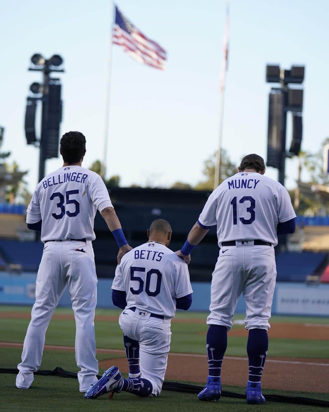 MLBさんのインスタグラム写真 - (MLBInstagram)「Mookie Betts takes a knee during the National Anthem, supported by teammates Cody Bellinger and Max Muncy.」7月24日 11時51分 - mlb