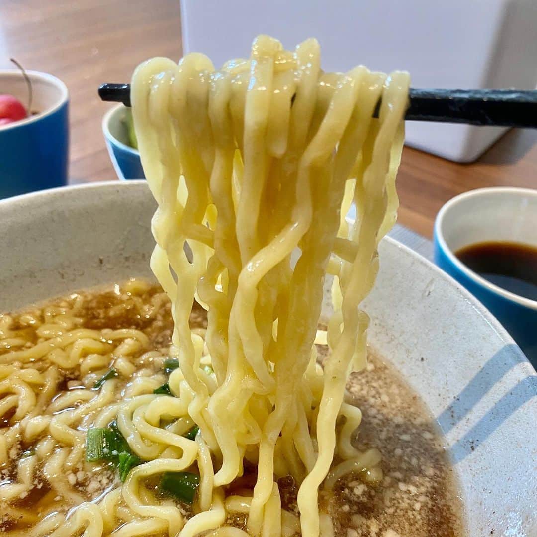 のインスタグラム：「新潟の近藤製麺所さんから背脂ラーメンをご紹介いただき朝ごはんに食べてみました☺️新潟の燕市といえば、めっちゃくちゃ美味しいラーメンが立ち並ぶ場所ですがこのチルド麺も凄かった🍜🍜 ㅤㅤㅤㅤㅤㅤㅤㅤㅤㅤㅤㅤㅤ もっちもちの太麺と、まろやかな醤油スープ👌燕三条系の食べ歩きを思い出しました😁タグつけてるので気になる方は是非DMしてみてください😌 #おうちラーメン　#麺道楽  #ラーメン #らーめん #拉麺 #라면#ramen#noodle  #つけ麺 #まぜそば #汁なし #麺 #麺活 #ラーメン巡り #ラーメンインスタグラマー #麺スタグラム #rameninstagramer  #travel #foodie」