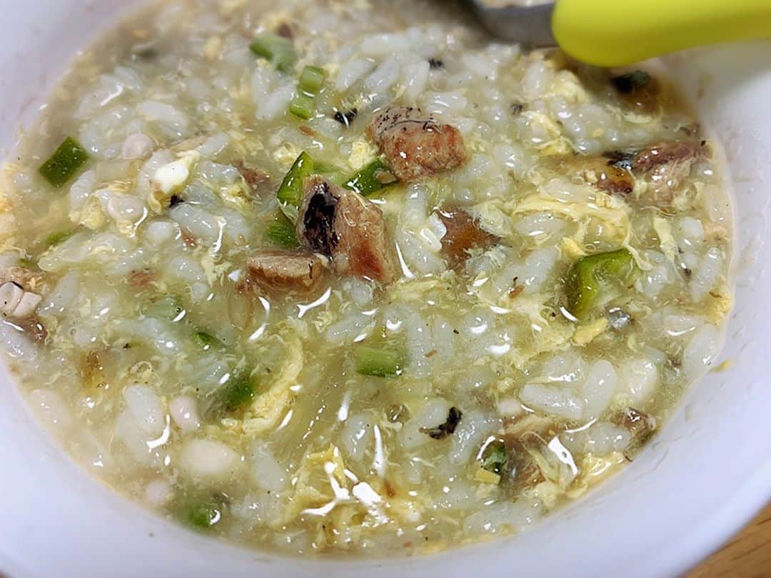 のインスタグラム：「元気いっぱいだけど お腹の調子が悪い娘  お昼は、さんまとお野菜のお粥。  #お粥　#女の子ママ　#一歳」