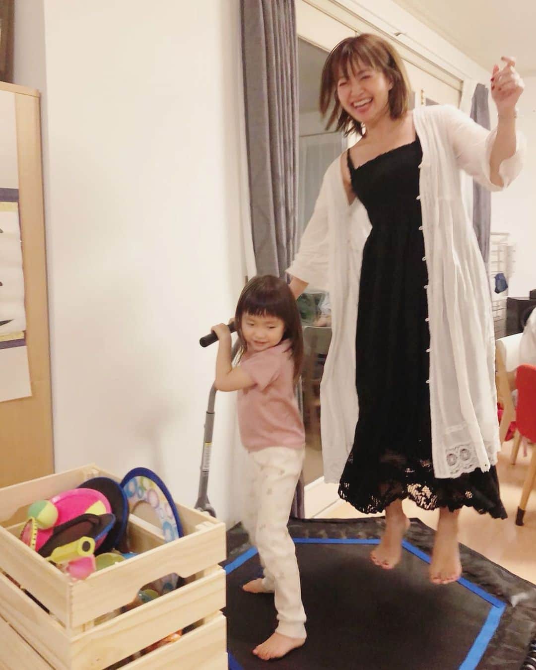坂本美雨さんのインスタグラム写真 - (坂本美雨Instagram)「トランポリンほしい。 けど、おとなになると、 跳ねるだけで酔うんだな。泣 . 先日の #今日のなまこちゃん #4歳11ヶ月」7月24日 11時55分 - miu_sakamoto