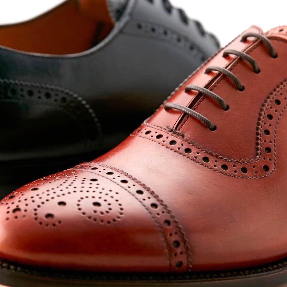 ユニオンインペリアルのインスタグラム：「. UNIONIMPERIAL -Goodyear welted- art. U2002 material: Annonay vegano @tanneriedannonay  color: Brown Goodyear welted construction  Last: S60-2E 後方屈曲木型　足なりの新設計 Made in Vietnam  やや細めの足の方におすすめです。 甲をやや低めに、踵を丸く包みこむような形状にすることで足をしっかりホールドするように設計しています。  フランスのアノネイ社の最高級カーフを採用したコストパフォーマンスモデルです。  #unionimperial  #ユニオンインペリアル  #annonayleather  #後方屈曲木型  #後方屈曲木型は足なりに肉付きが中央から内側に寄って踵も内側に屈曲しています  #mensfashion  #mensshoes  #leathersole  #classicshoes  #classicshoe  #goodyearwelted  #革靴  #革靴好きと繋がりたい  #断然革靴派  #革靴倶楽部」