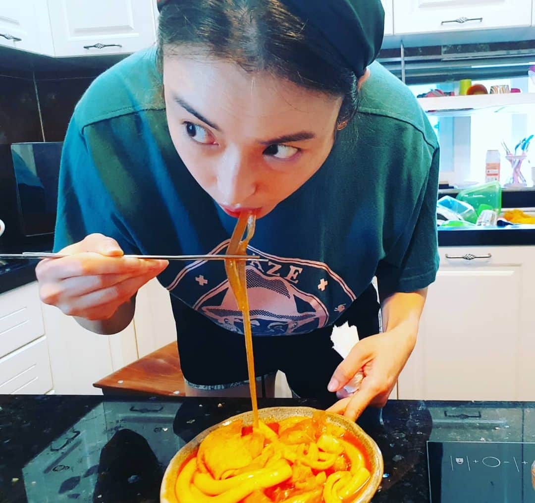 チョン・ダへのインスタグラム：「1분뒤에 화상영어 수업 들어가야해서 앉지도 못하고 서서 후딱후딱 먹고있는데 ᆞ ᆞ ᆞ ......놈들이 다가온다........ ...............무섭게........🧛‍♀️🧛‍♂️ 오지마........🙀 ᆞ 만드는 법은 누워서 떡먹기임!!! #딸래in제주  #청떡」