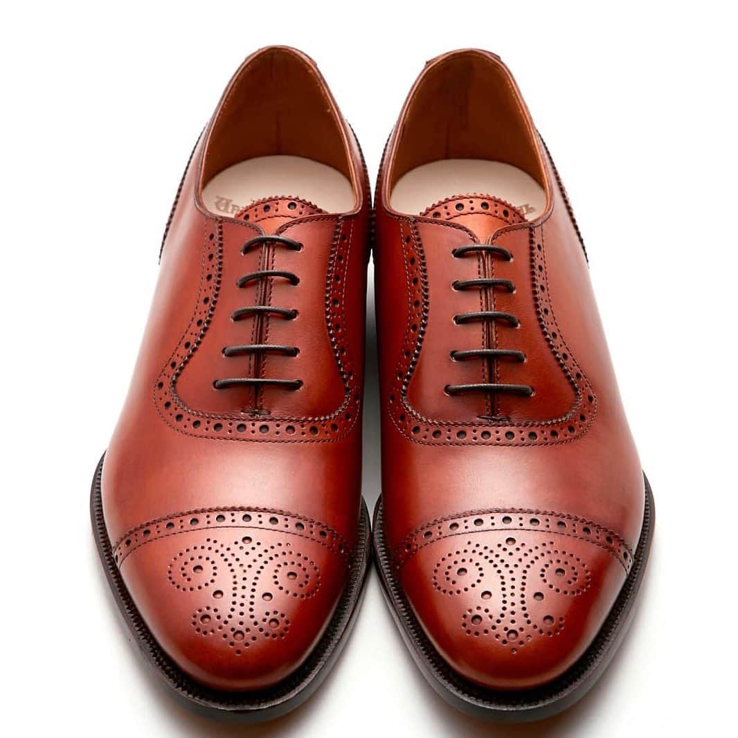 ユニオンインペリアルのインスタグラム：「. UNIONIMPERIAL -Goodyear welted- art. U2002 material: Annonay vegano @tanneriedannonay  color: Brown Goodyear welted construction  Last: S60-2E 後方屈曲木型　足なりの新設計 Made in Vietnam  やや細めの足の方におすすめです。 甲がやや低めに、踵を丸く包みこむような形状にすることで足をしっかりホールドするように設計しています。  フランスのアノネイ社の最高級カーフを採用したコストパフォーマンスモデルです。  #unionimperial  #ユニオンインペリアル  #annonayleather  #後方屈曲木型  #後方屈曲木型は足なりに肉付きが中央から内側に寄って踵も内側に屈曲しています  #mensfashion  #mensshoes  #leathersole  #classicshoes  #classicshoe  #goodyearwelted  #革靴  #革靴好きと繋がりたい  #断然革靴派  #革靴倶楽部」
