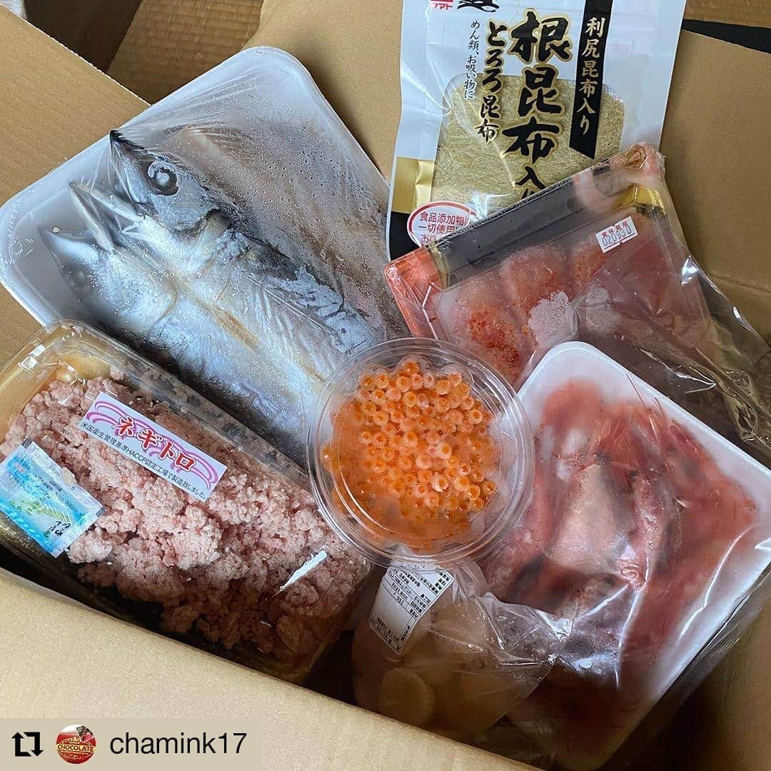 越前かに職人　甲羅組さんのインスタグラム写真 - (越前かに職人　甲羅組Instagram)「こんにちは≧[ﾟ∇ﾟ]≦🎵  ４連休2日目いかがお過ごしでしょうか？ ４連休も当店休まず営業中です🦀 みなさまのご注文お待ちしております🙆‍♀️🙆‍♀️  さてさて、本日のお写真は 「海鮮福袋」をお取り寄せ頂いたお客様のポストをリポストさせて頂きます😆💕  素敵な海鮮丼でお召し上がり頂き嬉しいです✨  ご購入＆タグ付けありがとうございます🦀✨  #Repost @chamink17 • • • • • • 在宅支援の応援で頼みました〜😃 福井県から凄いセットが届きました✨ @kouragumi  今晩はそれらを解凍して海鮮丼です❣️ 3枚目の10品が冷凍で送られてきます。 ＊極上ネギトロ ＊ホタテ貝柱 ＊越前甘エビ ＊あごおとし明太子 ＊太粒いくら ＊山かれい✖️2 ＊トロさば ＊トロあじ ＊肉厚しまほっけ ＊とろろ昆布  どれもこれも大きくて、スーパーでは見られない光景です❣️ 明太子も大きくこれだけで2千円はするでしょって感じ✨ いくらも大粒です✨ この海鮮丼で、夫婦2人で大盤振る舞いしてのっけ盛っても半分残ってるんです❣️ネギトロが甘エビで見えないけど下にいっぱい敷いてあるんです✨ ダンナも超大喜び"(ﾉ*>∀<)ﾉ これで、送料無料の5000円なんて✨ 2500ポイントあったし😬 「福井県から日本を元気に」と‥ #福井県から #海鮮福袋 #海鮮丼 #食べきれない #ナマモノ大好き #甲羅組」7月24日 11時59分 - kouragumi