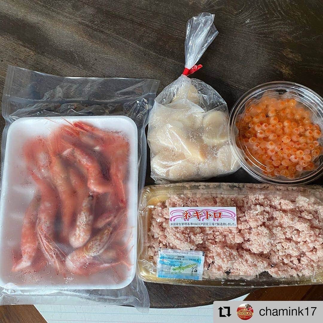 越前かに職人　甲羅組さんのインスタグラム写真 - (越前かに職人　甲羅組Instagram)「こんにちは≧[ﾟ∇ﾟ]≦🎵  ４連休2日目いかがお過ごしでしょうか？ ４連休も当店休まず営業中です🦀 みなさまのご注文お待ちしております🙆‍♀️🙆‍♀️  さてさて、本日のお写真は 「海鮮福袋」をお取り寄せ頂いたお客様のポストをリポストさせて頂きます😆💕  素敵な海鮮丼でお召し上がり頂き嬉しいです✨  ご購入＆タグ付けありがとうございます🦀✨  #Repost @chamink17 • • • • • • 在宅支援の応援で頼みました〜😃 福井県から凄いセットが届きました✨ @kouragumi  今晩はそれらを解凍して海鮮丼です❣️ 3枚目の10品が冷凍で送られてきます。 ＊極上ネギトロ ＊ホタテ貝柱 ＊越前甘エビ ＊あごおとし明太子 ＊太粒いくら ＊山かれい✖️2 ＊トロさば ＊トロあじ ＊肉厚しまほっけ ＊とろろ昆布  どれもこれも大きくて、スーパーでは見られない光景です❣️ 明太子も大きくこれだけで2千円はするでしょって感じ✨ いくらも大粒です✨ この海鮮丼で、夫婦2人で大盤振る舞いしてのっけ盛っても半分残ってるんです❣️ネギトロが甘エビで見えないけど下にいっぱい敷いてあるんです✨ ダンナも超大喜び"(ﾉ*>∀<)ﾉ これで、送料無料の5000円なんて✨ 2500ポイントあったし😬 「福井県から日本を元気に」と‥ #福井県から #海鮮福袋 #海鮮丼 #食べきれない #ナマモノ大好き #甲羅組」7月24日 11時59分 - kouragumi