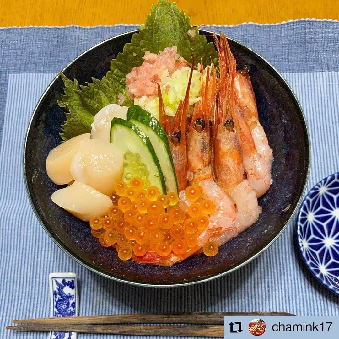 越前かに職人　甲羅組さんのインスタグラム写真 - (越前かに職人　甲羅組Instagram)「こんにちは≧[ﾟ∇ﾟ]≦🎵  ４連休2日目いかがお過ごしでしょうか？ ４連休も当店休まず営業中です🦀 みなさまのご注文お待ちしております🙆‍♀️🙆‍♀️  さてさて、本日のお写真は 「海鮮福袋」をお取り寄せ頂いたお客様のポストをリポストさせて頂きます😆💕  素敵な海鮮丼でお召し上がり頂き嬉しいです✨  ご購入＆タグ付けありがとうございます🦀✨  #Repost @chamink17 • • • • • • 在宅支援の応援で頼みました〜😃 福井県から凄いセットが届きました✨ @kouragumi  今晩はそれらを解凍して海鮮丼です❣️ 3枚目の10品が冷凍で送られてきます。 ＊極上ネギトロ ＊ホタテ貝柱 ＊越前甘エビ ＊あごおとし明太子 ＊太粒いくら ＊山かれい✖️2 ＊トロさば ＊トロあじ ＊肉厚しまほっけ ＊とろろ昆布  どれもこれも大きくて、スーパーでは見られない光景です❣️ 明太子も大きくこれだけで2千円はするでしょって感じ✨ いくらも大粒です✨ この海鮮丼で、夫婦2人で大盤振る舞いしてのっけ盛っても半分残ってるんです❣️ネギトロが甘エビで見えないけど下にいっぱい敷いてあるんです✨ ダンナも超大喜び"(ﾉ*>∀<)ﾉ これで、送料無料の5000円なんて✨ 2500ポイントあったし😬 「福井県から日本を元気に」と‥ #福井県から #海鮮福袋 #海鮮丼 #食べきれない #ナマモノ大好き #甲羅組」7月24日 11時59分 - kouragumi