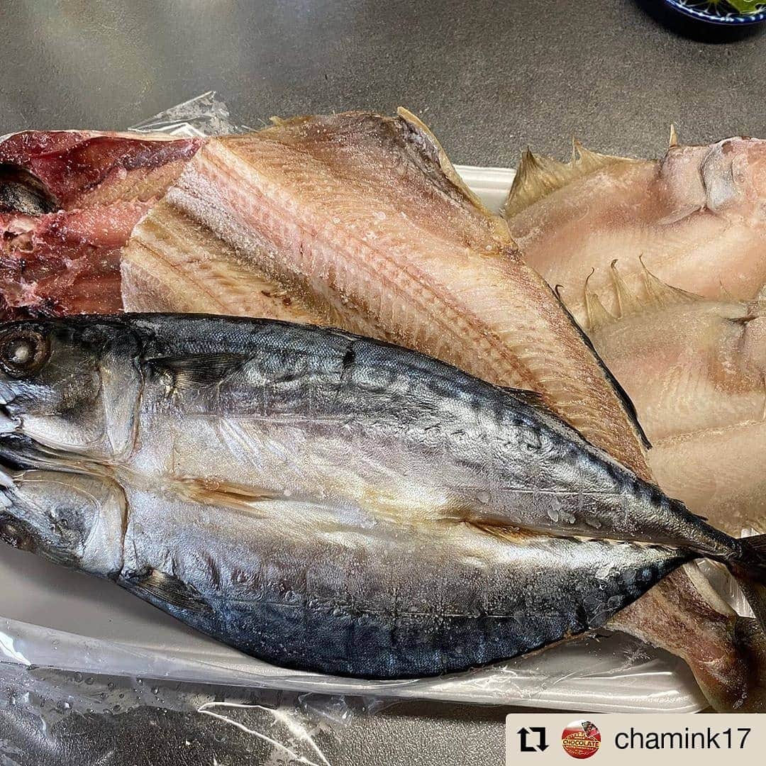 越前かに職人　甲羅組さんのインスタグラム写真 - (越前かに職人　甲羅組Instagram)「こんにちは≧[ﾟ∇ﾟ]≦🎵  ４連休2日目いかがお過ごしでしょうか？ ４連休も当店休まず営業中です🦀 みなさまのご注文お待ちしております🙆‍♀️🙆‍♀️  さてさて、本日のお写真は 「海鮮福袋」をお取り寄せ頂いたお客様のポストをリポストさせて頂きます😆💕  素敵な海鮮丼でお召し上がり頂き嬉しいです✨  ご購入＆タグ付けありがとうございます🦀✨  #Repost @chamink17 • • • • • • 在宅支援の応援で頼みました〜😃 福井県から凄いセットが届きました✨ @kouragumi  今晩はそれらを解凍して海鮮丼です❣️ 3枚目の10品が冷凍で送られてきます。 ＊極上ネギトロ ＊ホタテ貝柱 ＊越前甘エビ ＊あごおとし明太子 ＊太粒いくら ＊山かれい✖️2 ＊トロさば ＊トロあじ ＊肉厚しまほっけ ＊とろろ昆布  どれもこれも大きくて、スーパーでは見られない光景です❣️ 明太子も大きくこれだけで2千円はするでしょって感じ✨ いくらも大粒です✨ この海鮮丼で、夫婦2人で大盤振る舞いしてのっけ盛っても半分残ってるんです❣️ネギトロが甘エビで見えないけど下にいっぱい敷いてあるんです✨ ダンナも超大喜び"(ﾉ*>∀<)ﾉ これで、送料無料の5000円なんて✨ 2500ポイントあったし😬 「福井県から日本を元気に」と‥ #福井県から #海鮮福袋 #海鮮丼 #食べきれない #ナマモノ大好き #甲羅組」7月24日 11時59分 - kouragumi
