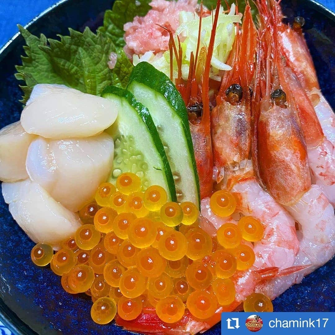 越前かに職人　甲羅組さんのインスタグラム写真 - (越前かに職人　甲羅組Instagram)「こんにちは≧[ﾟ∇ﾟ]≦🎵  ４連休2日目いかがお過ごしでしょうか？ ４連休も当店休まず営業中です🦀 みなさまのご注文お待ちしております🙆‍♀️🙆‍♀️  さてさて、本日のお写真は 「海鮮福袋」をお取り寄せ頂いたお客様のポストをリポストさせて頂きます😆💕  素敵な海鮮丼でお召し上がり頂き嬉しいです✨  ご購入＆タグ付けありがとうございます🦀✨  #Repost @chamink17 • • • • • • 在宅支援の応援で頼みました〜😃 福井県から凄いセットが届きました✨ @kouragumi  今晩はそれらを解凍して海鮮丼です❣️ 3枚目の10品が冷凍で送られてきます。 ＊極上ネギトロ ＊ホタテ貝柱 ＊越前甘エビ ＊あごおとし明太子 ＊太粒いくら ＊山かれい✖️2 ＊トロさば ＊トロあじ ＊肉厚しまほっけ ＊とろろ昆布  どれもこれも大きくて、スーパーでは見られない光景です❣️ 明太子も大きくこれだけで2千円はするでしょって感じ✨ いくらも大粒です✨ この海鮮丼で、夫婦2人で大盤振る舞いしてのっけ盛っても半分残ってるんです❣️ネギトロが甘エビで見えないけど下にいっぱい敷いてあるんです✨ ダンナも超大喜び"(ﾉ*>∀<)ﾉ これで、送料無料の5000円なんて✨ 2500ポイントあったし😬 「福井県から日本を元気に」と‥ #福井県から #海鮮福袋 #海鮮丼 #食べきれない #ナマモノ大好き #甲羅組」7月24日 11時59分 - kouragumi