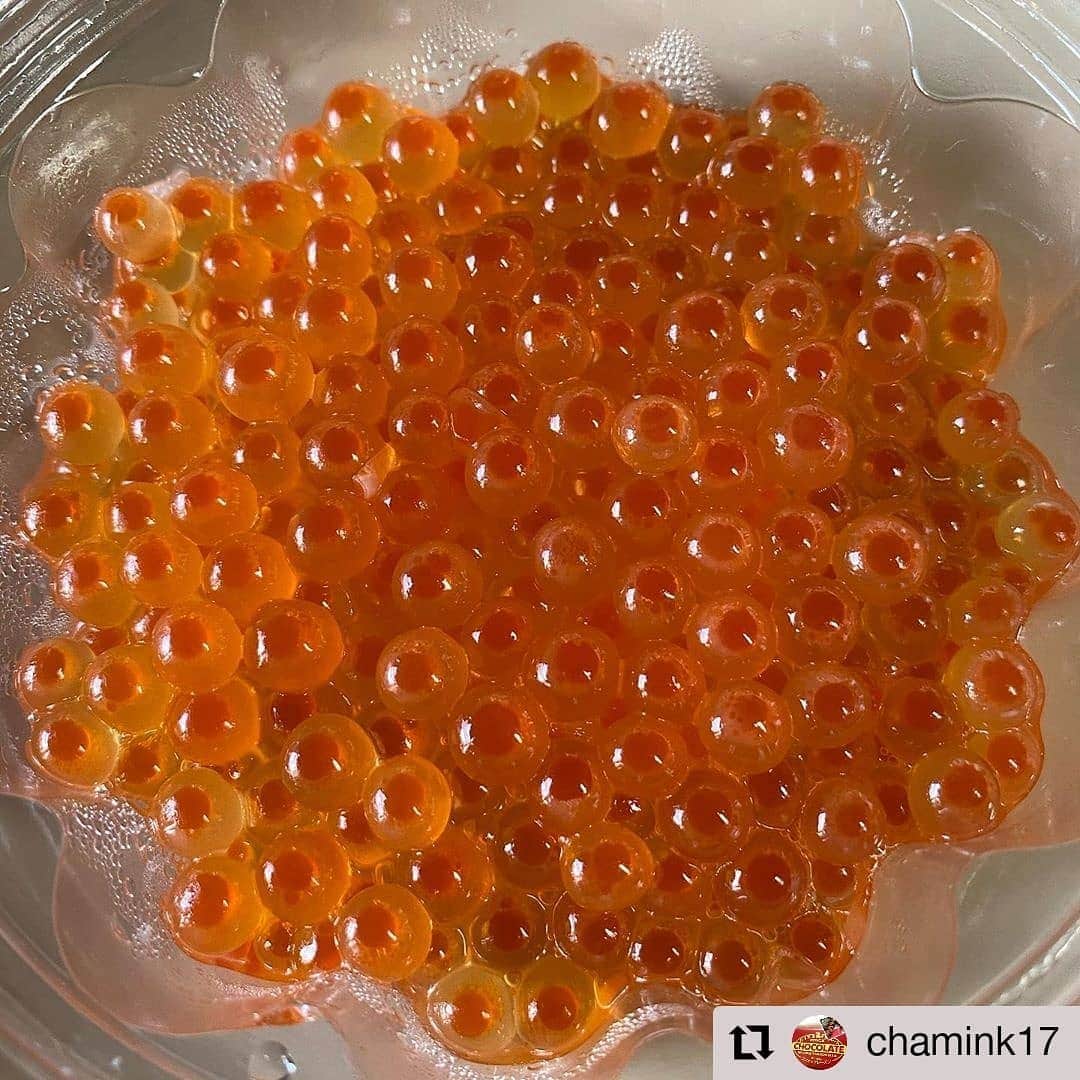 越前かに職人　甲羅組さんのインスタグラム写真 - (越前かに職人　甲羅組Instagram)「こんにちは≧[ﾟ∇ﾟ]≦🎵  ４連休2日目いかがお過ごしでしょうか？ ４連休も当店休まず営業中です🦀 みなさまのご注文お待ちしております🙆‍♀️🙆‍♀️  さてさて、本日のお写真は 「海鮮福袋」をお取り寄せ頂いたお客様のポストをリポストさせて頂きます😆💕  素敵な海鮮丼でお召し上がり頂き嬉しいです✨  ご購入＆タグ付けありがとうございます🦀✨  #Repost @chamink17 • • • • • • 在宅支援の応援で頼みました〜😃 福井県から凄いセットが届きました✨ @kouragumi  今晩はそれらを解凍して海鮮丼です❣️ 3枚目の10品が冷凍で送られてきます。 ＊極上ネギトロ ＊ホタテ貝柱 ＊越前甘エビ ＊あごおとし明太子 ＊太粒いくら ＊山かれい✖️2 ＊トロさば ＊トロあじ ＊肉厚しまほっけ ＊とろろ昆布  どれもこれも大きくて、スーパーでは見られない光景です❣️ 明太子も大きくこれだけで2千円はするでしょって感じ✨ いくらも大粒です✨ この海鮮丼で、夫婦2人で大盤振る舞いしてのっけ盛っても半分残ってるんです❣️ネギトロが甘エビで見えないけど下にいっぱい敷いてあるんです✨ ダンナも超大喜び"(ﾉ*>∀<)ﾉ これで、送料無料の5000円なんて✨ 2500ポイントあったし😬 「福井県から日本を元気に」と‥ #福井県から #海鮮福袋 #海鮮丼 #食べきれない #ナマモノ大好き #甲羅組」7月24日 11時59分 - kouragumi