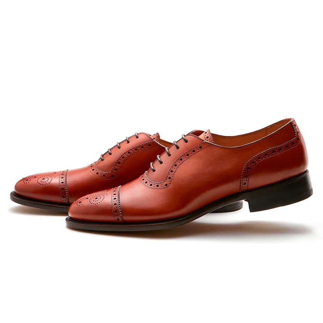 ユニオンインペリアルのインスタグラム：「. UNIONIMPERIAL -Goodyear welted- art. U2002 material: Annonay vegano @tanneriedannonay  color: Brown Goodyear welted construction  Last: S60-2E 後方屈曲木型　足なりの新設計 Made in Vietnam  やや細めの足の方におすすめです。 甲をやや低めに、踵を丸く包みこむような形状にすることで足をしっかりホールドするように設計しています。  フランスのアノネイ社の最高級カーフを採用したコストパフォーマンスモデルです。  #unionimperial  #ユニオンインペリアル  #annonayleather  #後方屈曲木型  #後方屈曲木型は足なりに肉付きが中央から内側に寄って踵も内側に屈曲しています  #mensfashion  #mensshoes  #leathersole  #classicshoes  #classicshoe  #goodyearwelted  #革靴  #革靴好きと繋がりたい  #断然革靴派  #革靴倶楽部」