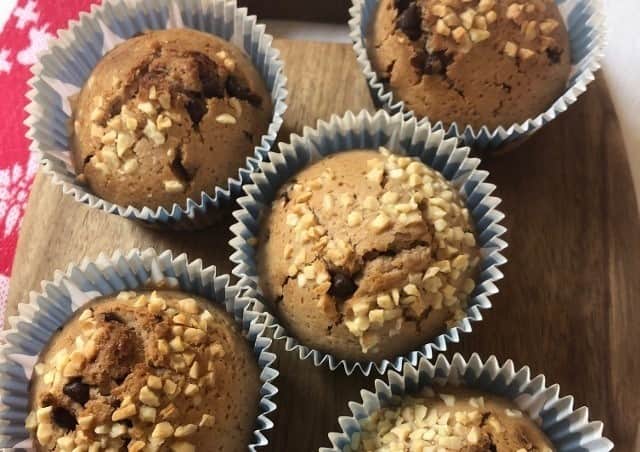 のインスタグラム：「【チョコナッツカップケーキ】 こんにちは、ＭＡＲＩＫＯです。 子どもと一緒におやつ作りを楽しむ方におすすめのおやつレシピを紹介します。 材料を混ぜて焼くだけの簡単カップケーキです。 油脂にオリーブオイルを使用するので、とても軽やかな仕上がりになります！  《材料　5個分》 （a）薄力粉 	85g （a）コーンスターチ		15g （a）アーモンドパウダー		15g （a）ココア 	5g （a）グラニュー糖 	55g （a）ベーキングパウダー		4g （a）塩 	ひとつまみ オリーブオイル 	60g 卵 	1個 牛乳 	50ml チョコチップ 	40g ダイスアーモンド 	40g　 　  《作り方》 ①	すべての材料を計量し、オーブンを170℃に予熱する。ボウルに（a）を合わせてふるっておく。 ②	別のボウルに卵を割り入れ、牛乳と混ぜ合わせ、オリーブオイルを加えて混ぜる。 ③	②に（a）を加え混ぜ、チョコチップとアーモンドの半量を加え混ぜ、カップケーキ型に流し入れる。表面に残りのアーモンドを散らし、170℃のオーブンで約25分焼く。  材料を混ぜて焼くだけなので子供と一緒に簡単におやつが完成します。 おいしく作るポイントは、粉類をあわせてふるっておくこと。このひと手間でだまにならずに食感がよくなります。 チョコチップがない場合は板チョコを砕いて加えてもいいでしょう。 ナッツはクルミなど他のものを加えてもおいしく作れます。 おうち時間に子ども一緒とお菓子作りに挑戦してみてはいかがでしょうか。  #オリーブオイル　#オリーブオイルライフ #手作りおやつ　#おうち時間　#カップケーキ　　#オリーブオイルのお菓子 #おいしい #料理 #レシピ #クッキングラム #デリスタグラマー #レシピ #おうちごはん #いただきます #food #yammy #recipes #foodpic #yummyfood #cooking #instafood #homemadefood」