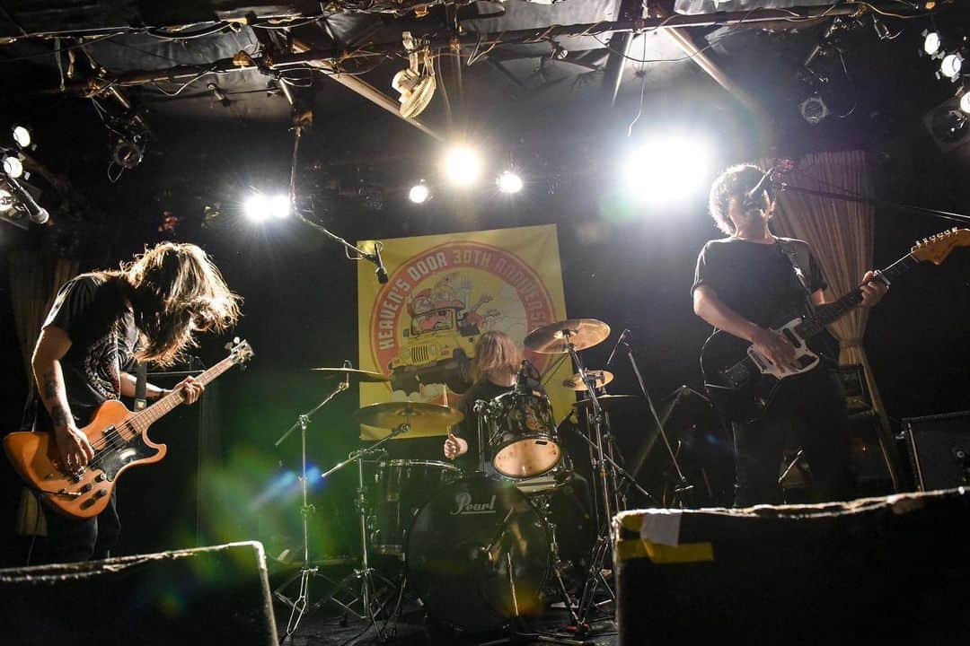 strange world's endさんのインスタグラム写真 - (strange world's endInstagram)「【LIVE SCHEDULE】﻿ ﻿ ▼strange world's end﻿ ‪8/6(木)‬三軒茶屋HEAVEN'S DOOR﻿ ﻿ ▼飯田カヅキ弾き語り﻿ ‪8/26(水)‬新宿ロックンロール以外は全部嘘﻿ ﻿ ▽TICKET予約﻿ http://www.strangeworldsend.com/schedule-1/ticket-info/﻿ ↑チケットご予約はプロフィール欄にあるリンクのofficial webから出来ます。﻿ ※公演開催は状況によって変更がございます。﻿ ﻿ photo by#セオサユミ﻿ ﻿ #strangeworldsend #ストレンジワールズエンド #飯田カヅキ #kazukiiida #平マサト #masatotaira #フルカワリュウイチ #ryuichifurukawa #band #バンド #三軒茶屋heavensdoor #三軒茶屋 #live #livephoto #ライブ #ライブ写真 #livehouse #ライヴハウス」7月24日 12時10分 - strange_worlds_end