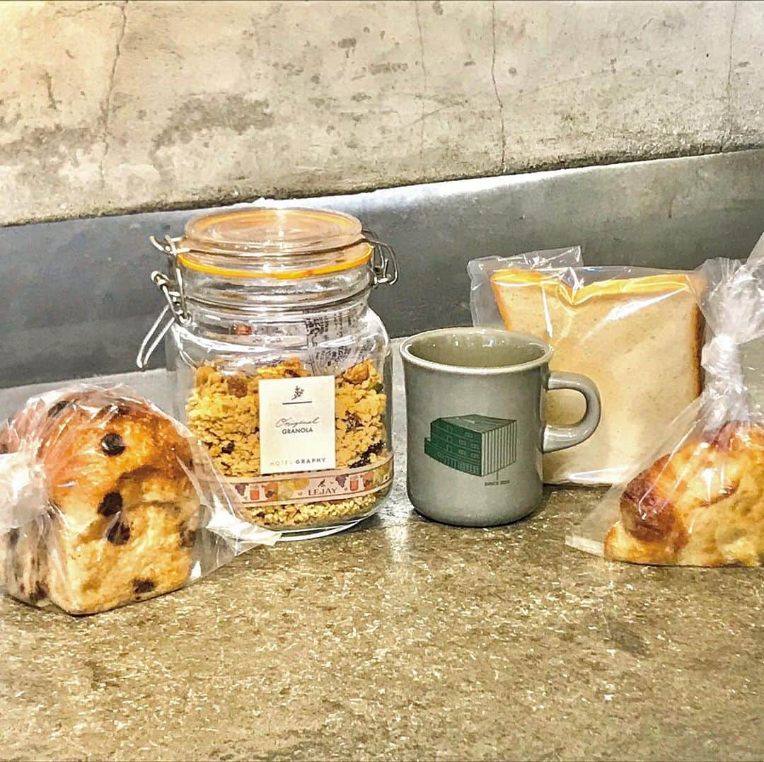 hotelgraphynezuさんのインスタグラム写真 - (hotelgraphynezuInstagram)「朝食の販売をスタート致しました！⁠🍞☕️ シンプルながらもヘルシー、おいしくバランスの取れた商品をセレクトしましたよ～～⁠⠀🌱 ⁠⠀ パンは、谷根千エリアで有名なベーカリーミウラさんの物を数種類ご用意しております。グラノーラはグラフィーオリジナルのレシピで愛を込めておつくりしております。⁠⠀ ⁠⠀ 朝食チケット：850円　 毎朝8:00～11:00⁠⠀ ・パンひとつと牛乳付きグラノーラ、ドリンクバー付き⁠⠀ ・パンふたつ、ドリンクバー付き⁠⠀ ⁠⠀ 単品販売　毎日8:00～18:00⁠⠀ ・パン：165円～⁠⠀ ・グラノーラ：250円、牛乳セット400円⁠⠀ ・スナック類：165円～⁠⠀ ・ドリンク：300円（コーヒー・ティー・ソフトドリンク）⁠⠀ ⁠⠀ 美味しいパンと、ヘルシーなグラノーラで一日をハッピーに始めませんか？⁠⠀  ご利用お待ちしております！⁠⠀ @hotelgraphynezu⁠⠀ ----------------------------------------------- We have started breakfast ! ⁠☕️ Simple but healthy, we have carefully selected our products to provide a balanced and tasty morning meal! 😋⁠⠀ ⁠⠀ Our bread is made by a famous bakery in Nezu neighborhood called : Bakery Miura.⁠⠀ The granola is an original Hotel Graphy Nezu recipe made with love ! 🙂⁠⠀ ⁠⠀ Morning ticket : 850JPY  Everyday 8AM-11AM⁠⠀ -1 bread+Granola(served with milk)+Free drinks (coffee, tea)⁠⠀ -2 breads+Free drinks (coffee, tea)⁠⠀ ⁠⠀ Through the day　Everyday 8AM-18PM⁠⠀ -Bread : from 165JPY~⁠⠀ -Granola : 250JPY / 400JPY(with milk)⁠⠀ -Snacks : from 165JPY~⁠⠀ -Coffee/Tea/Soft drinks : 300JPY⁠⠀ ⁠⠀ Lets be healthy and get happy ! 😎⁠⠀ @hotelgraphynezu⁠⠀ ⁠------------------------------------------------- #hotelgraphynezu  #グラフィーカフェ根津#graphycafe ⁠⠀ #granola #tokyoeats#coffee#morning#breakfast#tokyohotel#tokyohostel#yanaka#healthy#ueno#根津カフェ#台東区#カフェ好き#台東区#谷根千#根津#谷中#下町#東京ホテル#ヘルシー#朝食#おはよう#パン#ベーカリーみうら#コーヒー#お茶#グラノーラ」7月24日 12時10分 - hotelgraphy_nezu