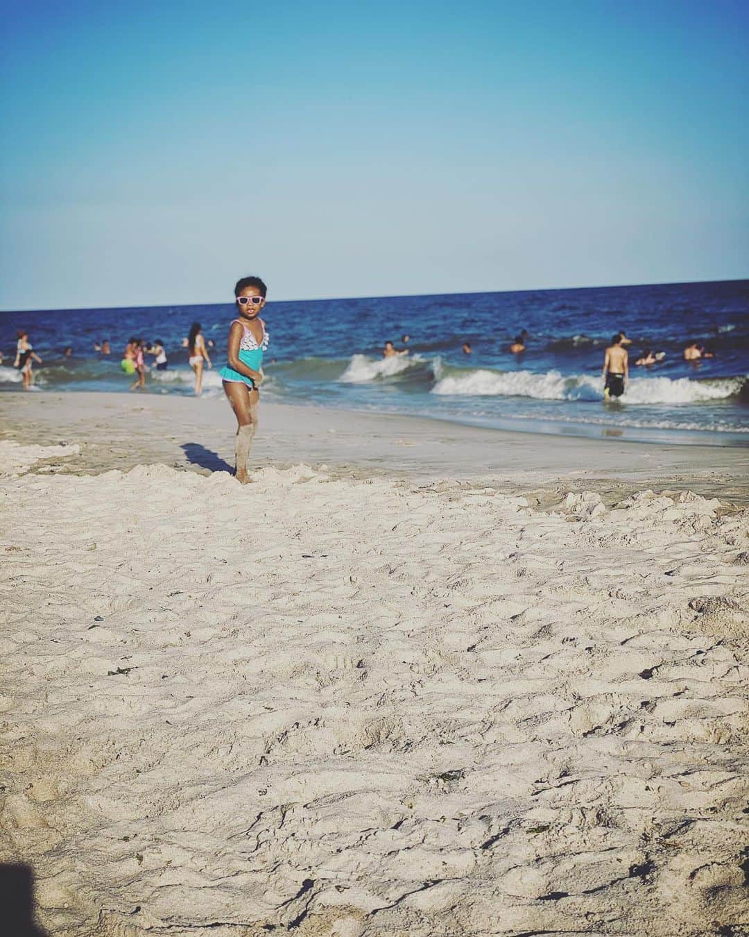 中鉢明子さんのインスタグラム写真 - (中鉢明子Instagram)「Jones beach state Park 🏖 #NewYork マンハッタンから車で1時間。ジョーンズビーチ行ってきました。子どもたち、永遠に遊んでました。気づいたら娘の歯が抜けててビーチのどこかへ🐚」7月24日 12時09分 - akiko_harlem