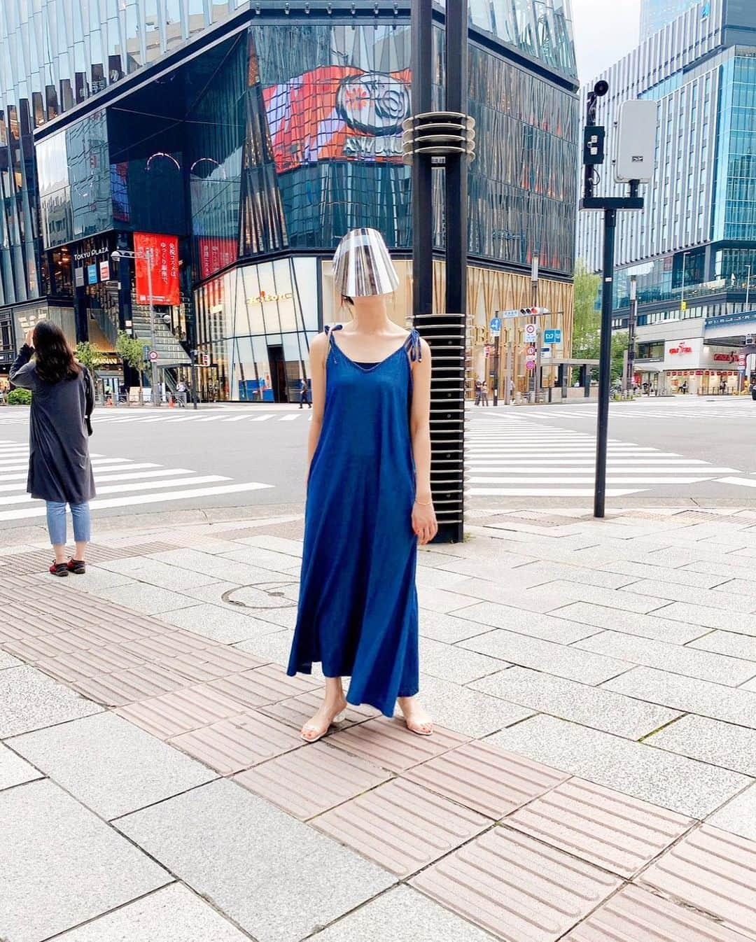 石井里奈さんのインスタグラム写真 - (石井里奈Instagram)「こんにちは☀️ . 昨日の投稿の全身コーデ❤️ @acym_official のデニムワンピ✨ インスタライブみて可愛いー！とおもって狙ってたもの👏✨ 撮影私物だったのでこのワンピで撮影しました📸 . dress... @acym_official  bag... @metrocity.japan  . 昨日のデニム投稿で痩せた？とコメントいただけて嬉しかったのですが、ストーリーズでも載せましたが @melrose15 さんでスリムムーブを受けた後だったから🙆‍♀️✨ 前もも中心にハリをほぐしてもらい、脂肪燃焼しやすい身体にしてもらいました✨beforeafterも撮ってもらうと本当すっきりしてるのがわかります✨ . 昔はだいぶ二の腕もすっきりしたので、キャミワンピも最近は着れるようになってうれしい🙏✨ . 最後の写真はUVフェイスシールド✨ （撮影中のオフショットです笑） . 今日も素敵な一日を✨ . #りなまるコーデ #デニムコーデ #acym #metrocity #銀座 #ginza #デニムワンピース #denimstyle #カジュアルコーデ #カジュアル女子 #キャミワンピ #リゾートコーデ #夏服コーデ #夏コーデ #夏服 #痩身 #痩身エステ #エステサロン #ダイエット #脚痩せ #二の腕 #二の腕痩せ #美脚 #スタイルアップ #diet #韓国ファッション #デニム女子 #ヘアアレンジ #簡単ヘアアレンジ #フェイスシールド」7月24日 12時15分 - ri7tin1025