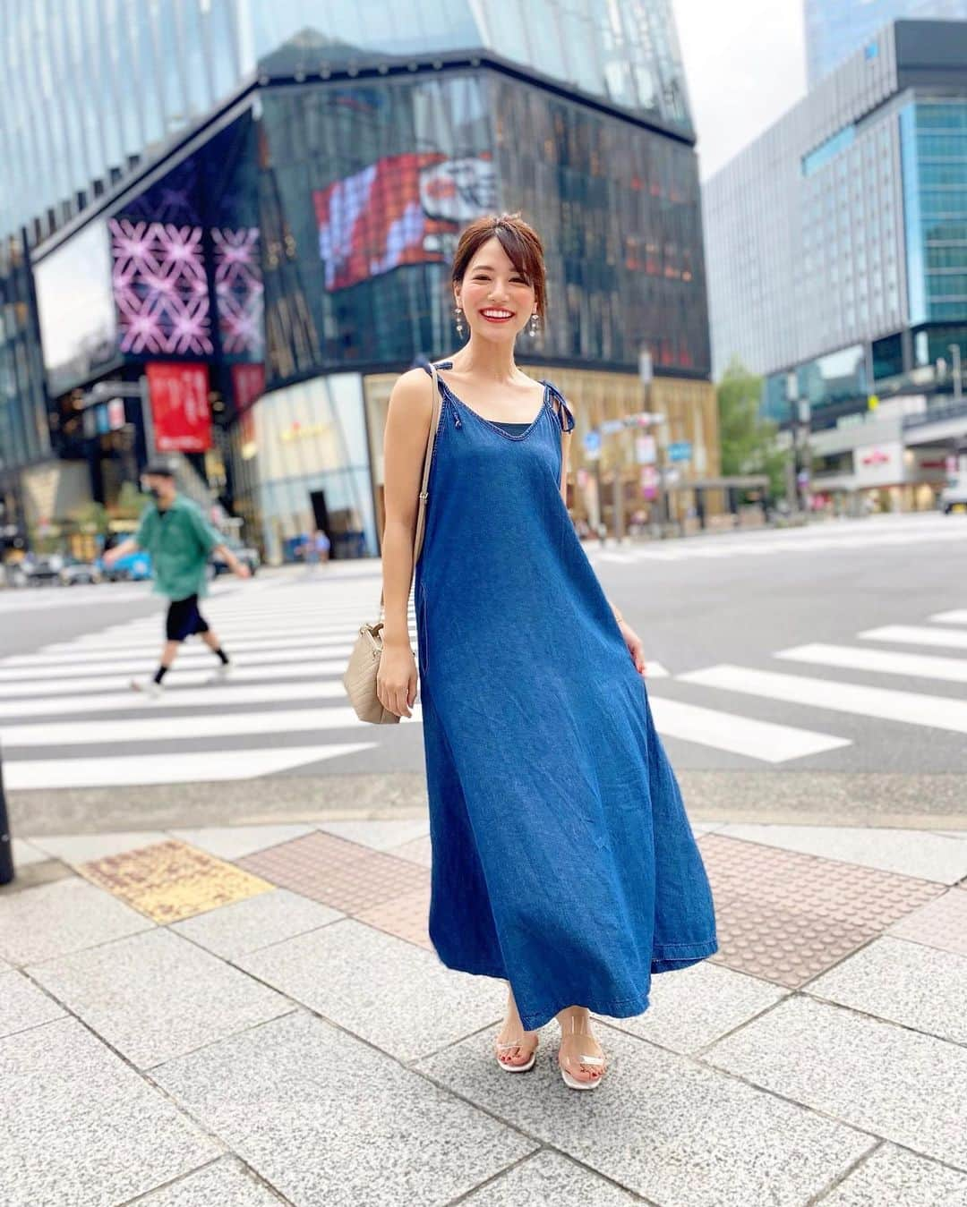 石井里奈さんのインスタグラム写真 - (石井里奈Instagram)「こんにちは☀️ . 昨日の投稿の全身コーデ❤️ @acym_official のデニムワンピ✨ インスタライブみて可愛いー！とおもって狙ってたもの👏✨ 撮影私物だったのでこのワンピで撮影しました📸 . dress... @acym_official  bag... @metrocity.japan  . 昨日のデニム投稿で痩せた？とコメントいただけて嬉しかったのですが、ストーリーズでも載せましたが @melrose15 さんでスリムムーブを受けた後だったから🙆‍♀️✨ 前もも中心にハリをほぐしてもらい、脂肪燃焼しやすい身体にしてもらいました✨beforeafterも撮ってもらうと本当すっきりしてるのがわかります✨ . 昔はだいぶ二の腕もすっきりしたので、キャミワンピも最近は着れるようになってうれしい🙏✨ . 最後の写真はUVフェイスシールド✨ （撮影中のオフショットです笑） . 今日も素敵な一日を✨ . #りなまるコーデ #デニムコーデ #acym #metrocity #銀座 #ginza #デニムワンピース #denimstyle #カジュアルコーデ #カジュアル女子 #キャミワンピ #リゾートコーデ #夏服コーデ #夏コーデ #夏服 #痩身 #痩身エステ #エステサロン #ダイエット #脚痩せ #二の腕 #二の腕痩せ #美脚 #スタイルアップ #diet #韓国ファッション #デニム女子 #ヘアアレンジ #簡単ヘアアレンジ #フェイスシールド」7月24日 12時15分 - ri7tin1025