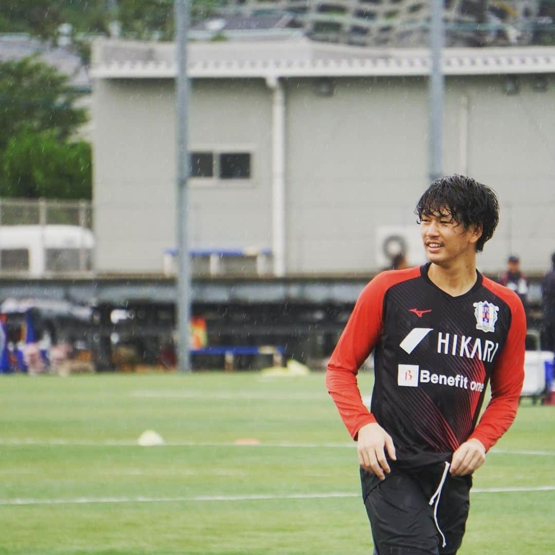 愛媛FCさんのインスタグラム写真 - (愛媛FCInstagram)「明日は #FC琉球 戦💪  勝つぞ❗️勝つぞ‼️勝つぞ‼️‼️  悪天候の中でのトレーニングが続きますが、水も滴るなんとやらな写真をどうぞ👏  明日も応援宜しくお願いします🥺🤲  #Jリーグ #ehimefc  #ココロハトモニ12 #FUNKYMONKEYBABYS」7月24日 12時18分 - ehimefc12