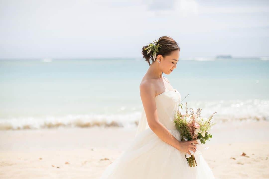 RealWeddingsのインスタグラム：「心を許しあってるからこそ出る柔らかい表情☺️﻿ ﻿ Planning:@realweddings_hawaii﻿ Photo:@visionarijapan﻿  @jasondengphoto﻿ Hair&Make Up:@machi.hawaii.makeup﻿ Bouquet:@deux_feuille﻿ ﻿ ✴︎✴︎✴︎﻿ ﻿ 【期間限定キャンペーン】﻿ 7月末までに新規ご相談予約をしていただいたお客様対象に、人気の提携ドレスサロン6社から選べるドレス&タキシード最大38万円分のレンタル料をプレゼント！﻿ 詳細はReal Weddingsのホームページ・メール・お電話にてお問い合わせくださいませ。﻿ ﻿ #ハワイ挙式#ハワイウェディング#ハワイ婚#リゾ婚#リゾ婚ハワイ#海外ウェディング#ハワイ結婚式#プレ花嫁#フォトウェディング#海外挙式#花嫁準備#日本中のプレ花嫁さんと繋がりたい#全国のプレ花嫁さんと繋がりたい#リゾートウェディング#2020秋婚#2020冬婚#2021春婚#結婚式準備﻿ #hawaii#wedding#instawedding#instaphoto#hawaiiwedding#hawaiiweddingplanner#realweddings_hawaii」