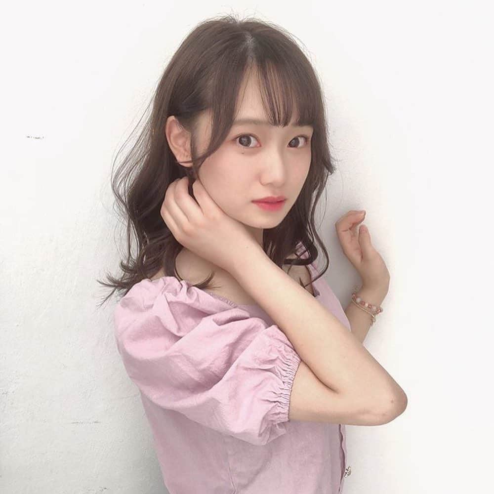 かわぎしるなのインスタグラム：「. 撮影していただきました🎶 髪色を暗くしたいな〜と思っていたのですが、思い描いていた通りの色にしていただけて、大満足です😍ほんとにほんとにお気に入りのかわいい色なの！！！❤️ . Of HAIR 表参道店の夏山さん(@natsuyamahidenori )が担当してくださいました！嵐さんのものまねでTV出演もされてる方ですよ〜👍 . みなさんもぜひ！おすすめです💕 . . . #フレキャン #フレキャン2020 #ミスコン #ミスコレ #女子大生 #サロンモデル #サロモ  #カラーモデル #ofhair #ショコラベージュ #ベージュカラー #ヘアカラー #暗髪カラー #ブリーチなし #表参道美容室」