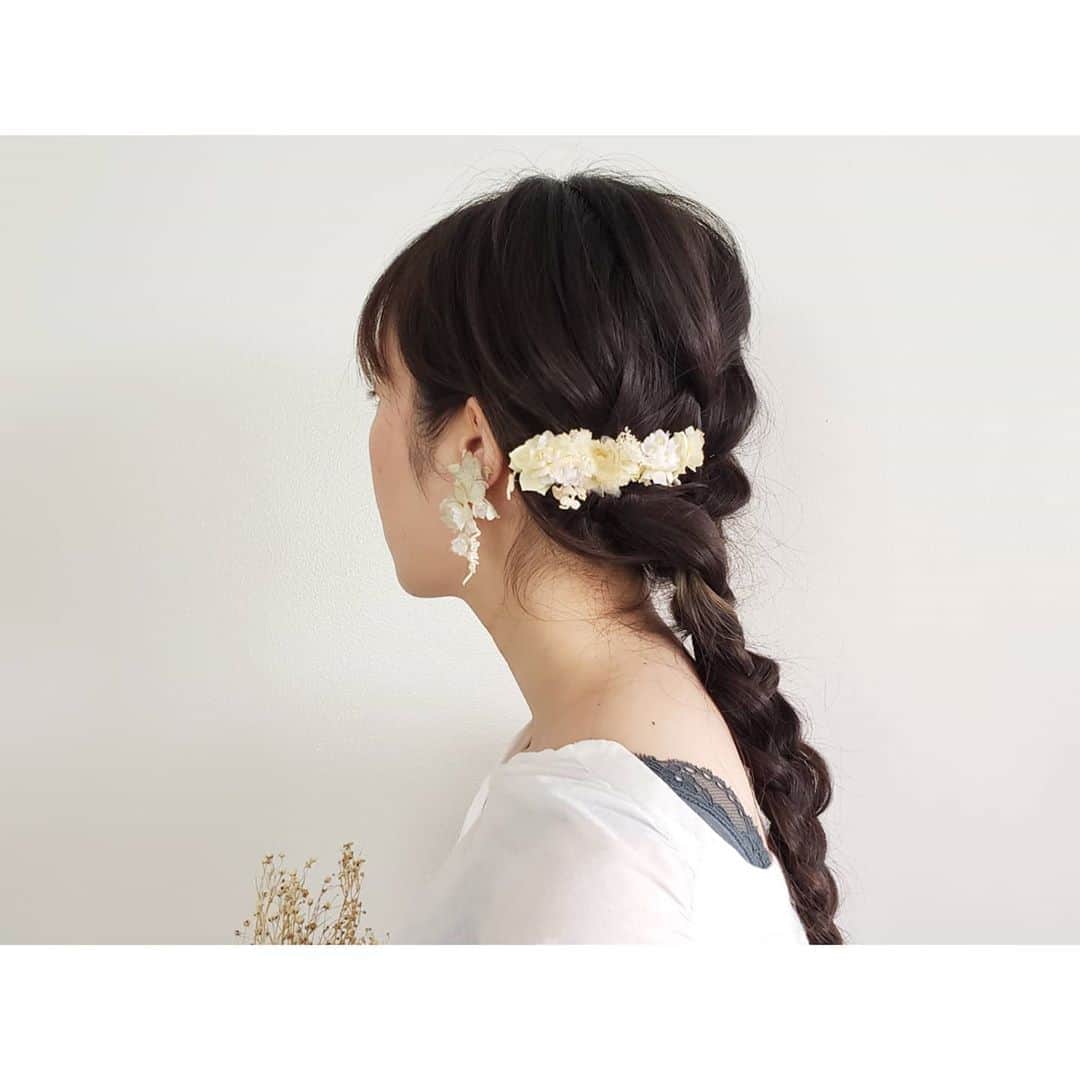 のインスタグラム：「＊ 夏のヘアアレンジ特集 ＊. . 雨上がりに蝉が鳴き始め、 本格的に夏の訪れを感じますね！. . ジメジメな日も、 ささっと身につけるだけで可愛く、 気軽につけられるアイテムで気持ちも明るく･･･✨. . 編み込みやヘアゴムの結び目に◎. 同じシリーズのイヤリングや他のアイテムと揃えてつけるのもセット感が出ておすすめです＊. . . ﹊﹊﹊﹊﹊﹊﹊﹊﹊﹊﹊﹊﹊﹊﹊﹊. ＼ 2buy 20％ポイント還元中 ／. →本日より3日間◎. . 商品はなくなり次第終了のアイテムです。 この機会にお見逃しなく･･･✨. . ●ZOZOTOWN 特集ページ●. https://zozo.jp/sp/search/?p_tpcsid=1242812 . #msoeur #エムスール #m_soeur  #zozotown #ポイント還元  #布花 #flower #花 #花のある暮らし #夏 #ヘアゴム #ヘアアレンジ #コーム #バレッタ  #ハンドメイド #夏の花 #梅雨明け」