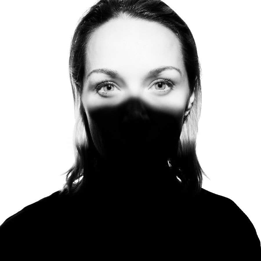エミリー・スコットのインスタグラム：「Next month will be my first track out in 9 years. I’ve soul searched, grown, and discovered. Over the internet, I teamed up with Argentinean producer @nadiapopoffmusic and we’re delighted to show the world our EP」