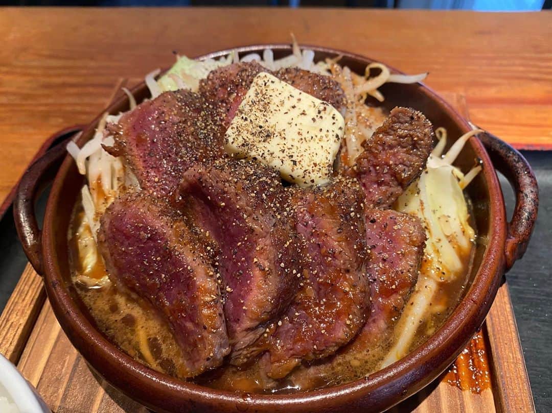 のインスタグラム：「路地裏店、百獣のステーキ頂いてきました🥩 これは絶品！！！ 板前さんは、元イタリアンシェフだったそう。 こんな素敵な美味ステーキが1000円(税別)で食べられるとは。 新橋にお越しの際は、ぜひ路地裏でランチを\( ˆoˆ )/ #魚金 #uokin #ステーキ #ステーキランチ #🥩 #肉すたぐらむ #グルメ新橋 #梅雨明け間近 #スタミナ回復」