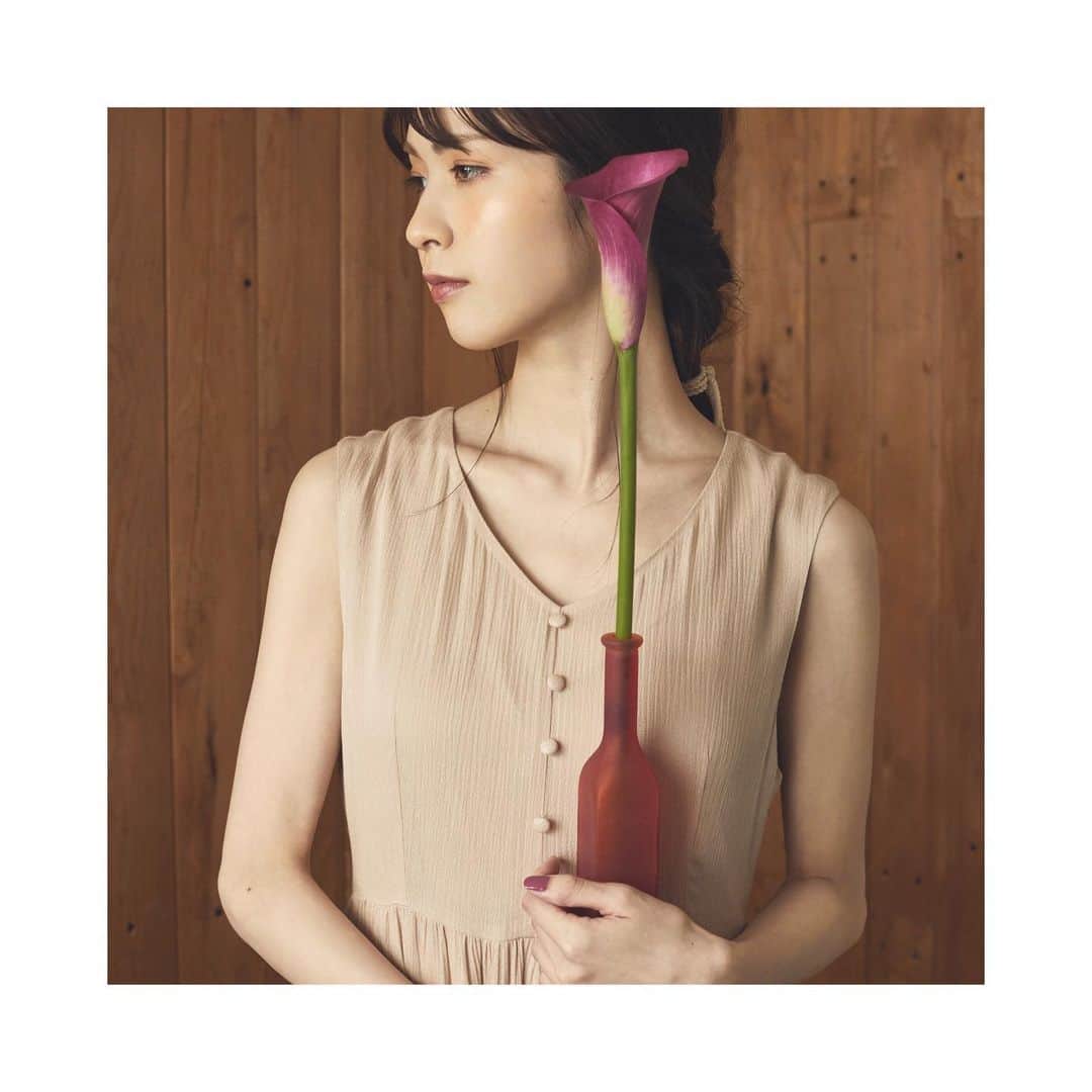 コレカウのインスタグラム：「ㅤㅤㅤㅤㅤㅤㅤㅤㅤㅤㅤㅤㅤ Recommend 1 枚でサマになる主役ワンピース✨ 多めにとったフレア部分は歩くたびに存在感が生まれます。 ㅤㅤㅤㅤㅤㅤㅤㅤㅤㅤㅤㅤㅤ  Nora Lily アーチヘムスリーブレス ワンピース　 ¥10,780(in tax) ㅤㅤㅤㅤㅤㅤㅤㅤㅤㅤㅤㅤㅤ  ㅤㅤㅤㅤㅤㅤㅤㅤㅤㅤㅤㅤㅤ  ㅤㅤㅤㅤㅤㅤㅤㅤㅤㅤㅤㅤㅤ  ㅤㅤㅤㅤㅤㅤㅤㅤㅤㅤㅤㅤㅤ  #デート服 #ワンピース #noralily #マキシワンピ #ワンピース大好き #ロングワンピース #ベージュカラー #ワンピースコーデ #くすみカラー #カジュアルファッション #女性の魅力up #ママコーデ #onepiece  #summerfashion #韓国ファッション #夏コーデ #シンプルコーデ #大人カジュアル #大人女子 #カジュアルコーデ #サマーコーデ #ladysfashion #fashion #chao_app #zozotown  #perky_room」