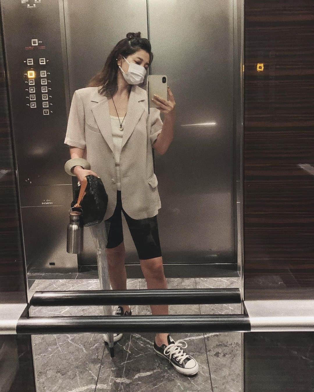 JUNNAのインスタグラム：「雨の日のお洋服  雨の日はショートボトム×スニーカーのバランス  今年はショートスリーブジャケットの出番が多い✨  作って良かったジャケット😌  #コンバース #スニーカー #converse」