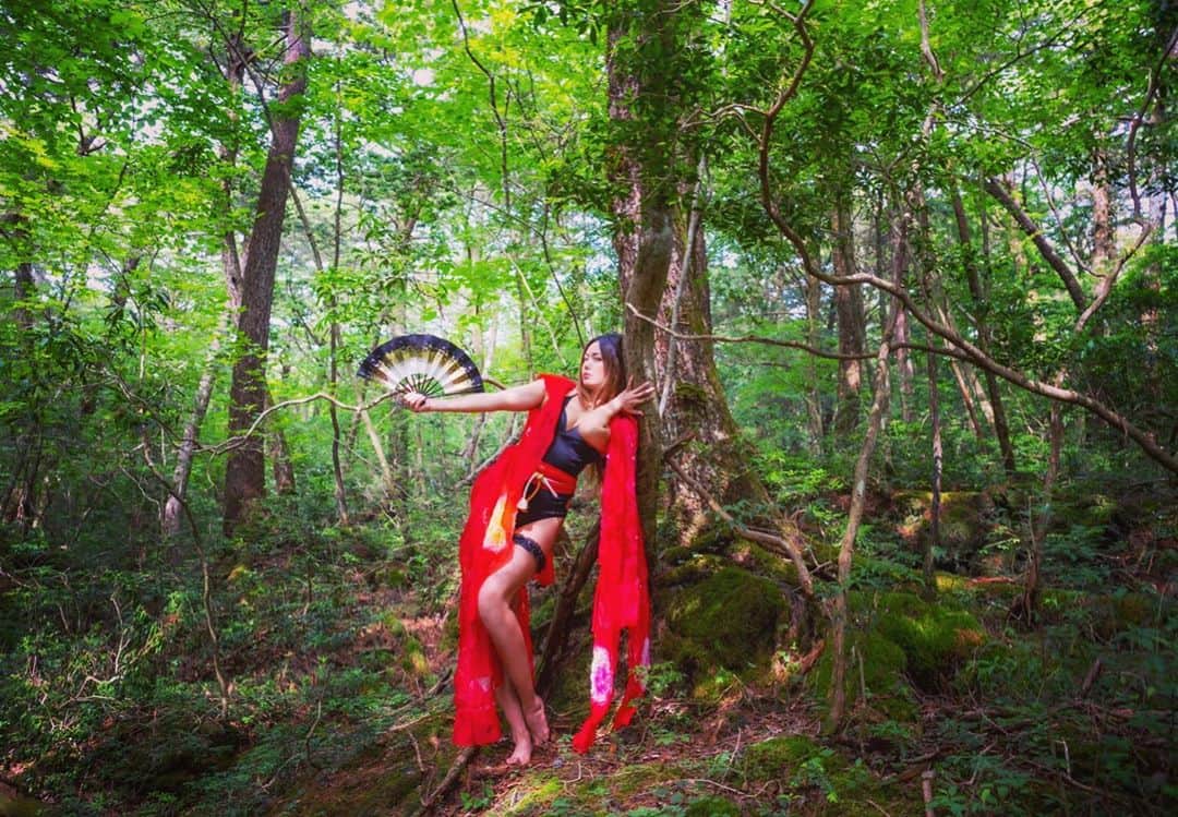 のインスタグラム：「樹海を泳ぐ金魚﻿ ﻿ Photoshoot by @cutie_style_bg 🌳🌿﻿ ﻿ .﻿ ﻿ ﻿ #大自然 #金魚 #樹海 #日本舞踊 #oiran #spy #trap #naturalart #japanesedancer #dancer #choreographer #life #photo #photoshoot #moment #モデル #写真好きな人と繋がりたい #撮影 #被写体モデル #photoart #dia ☀️」